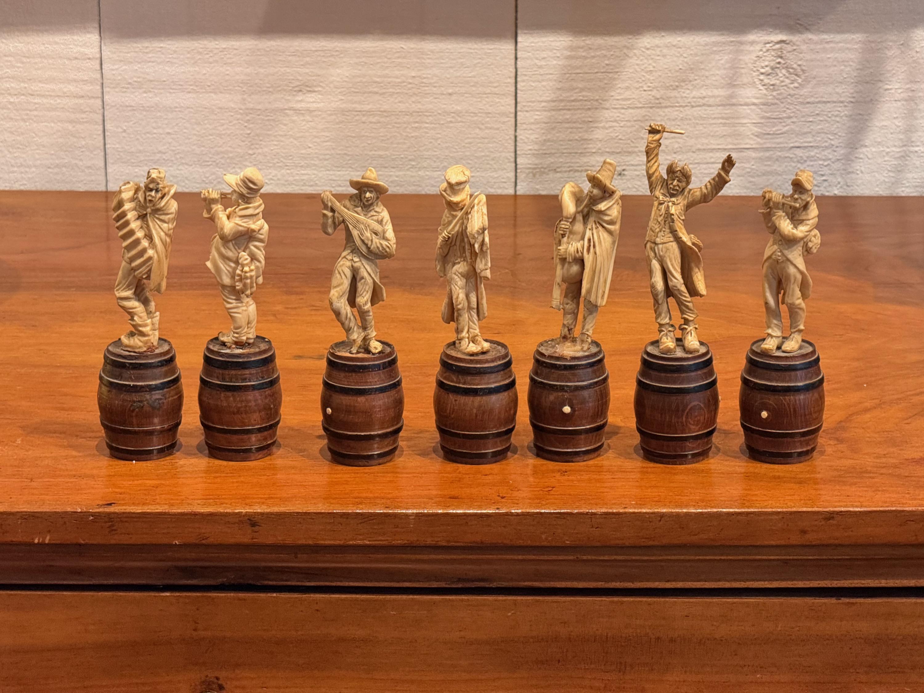 Si tratta di un set di musicisti ben scolpiti. Sono tutti in piedi su dei barili.