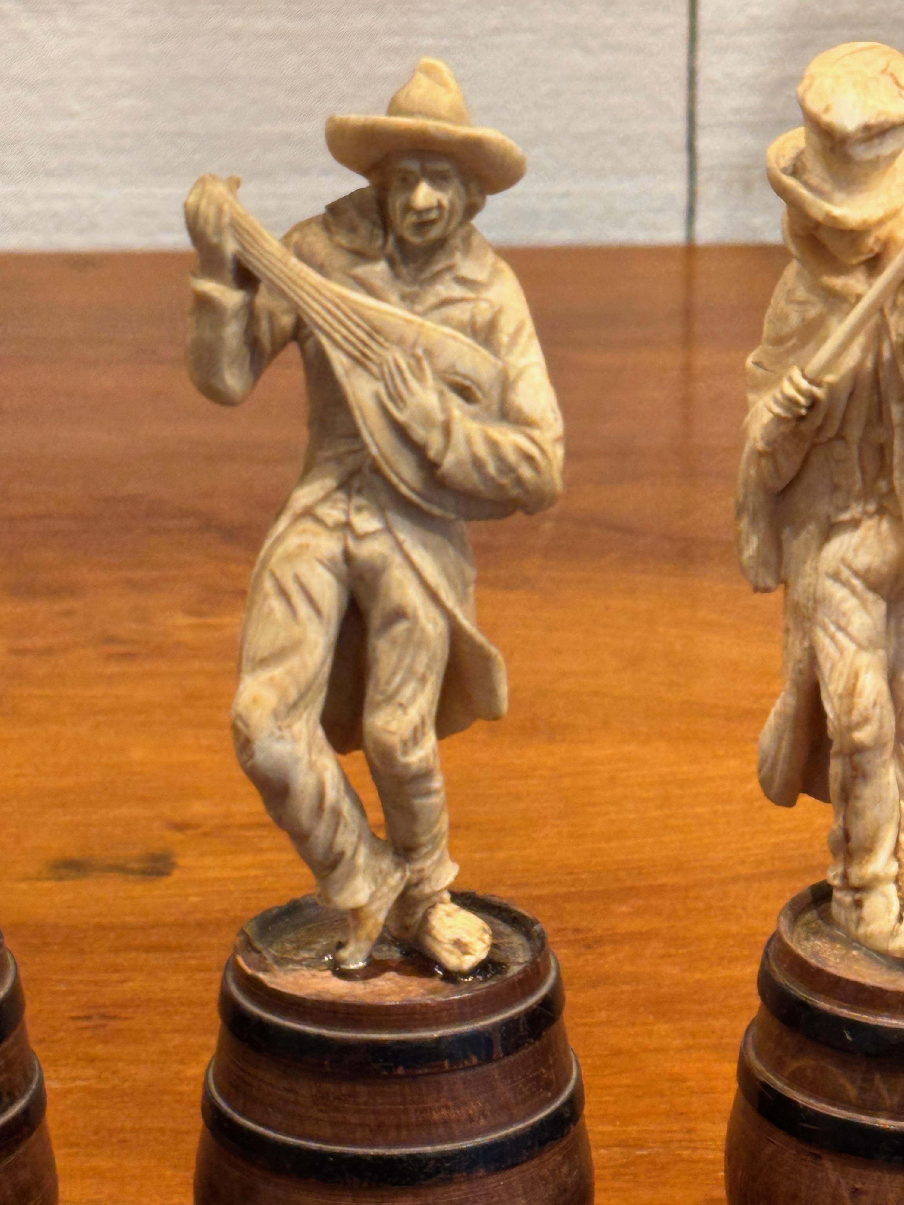 Osso Set di 7 figure musicali intagliate del XIX secolo in vendita