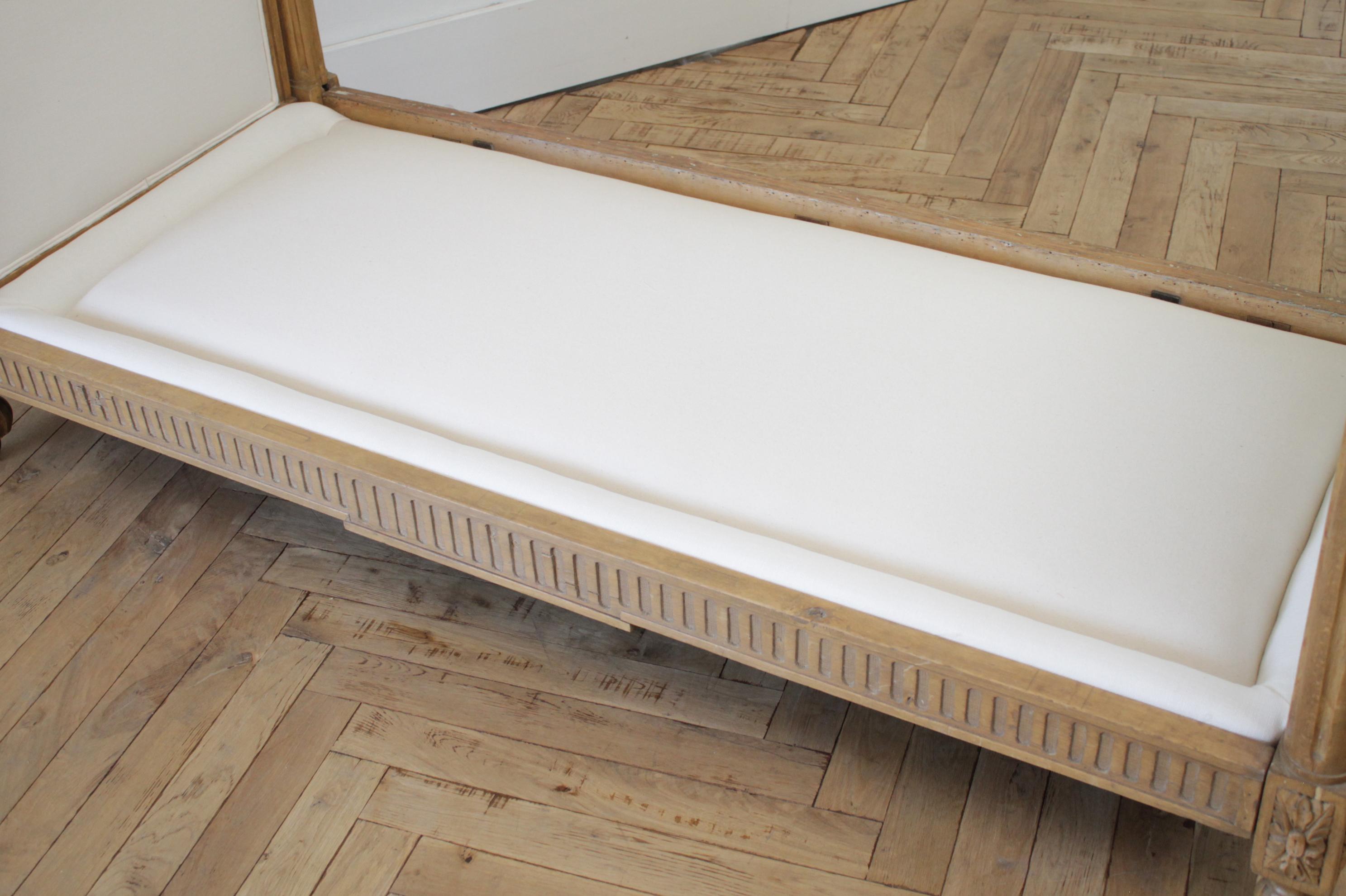 19th Century Carved Natural Walnut Daybed with White Upholstery 4