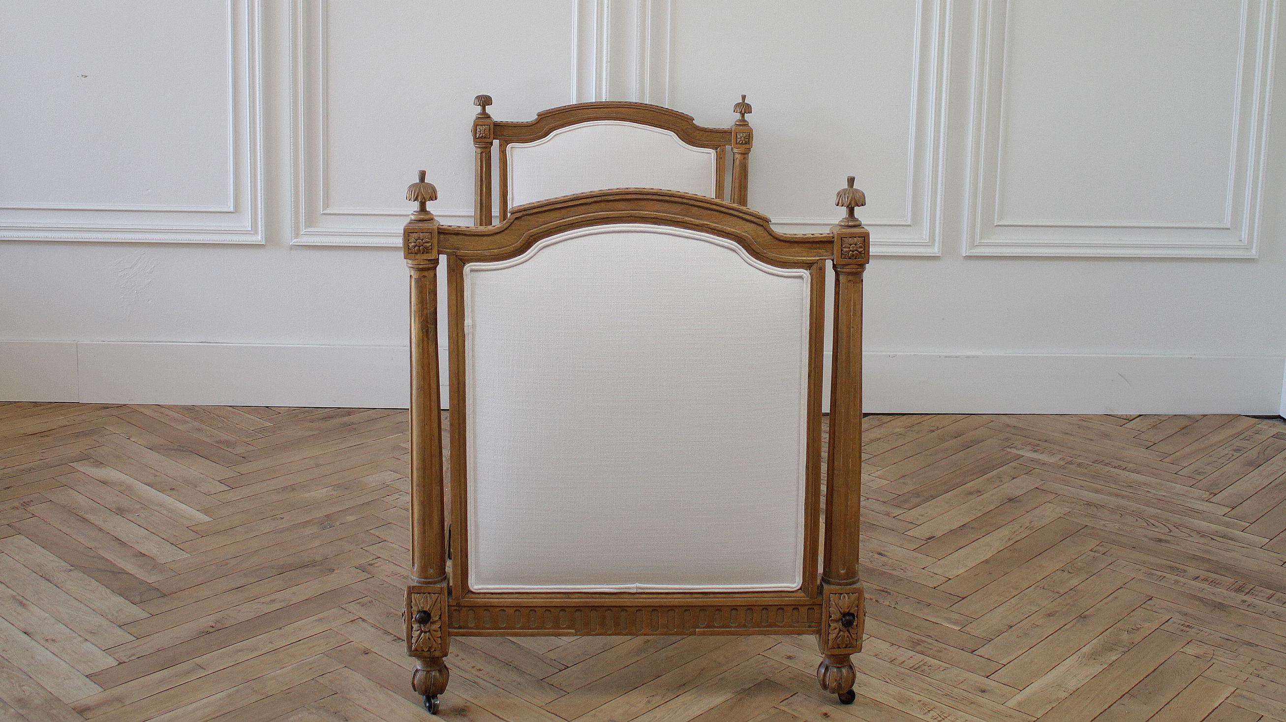 19th Century Carved Natural Walnut Daybed with White Upholstery In Good Condition In Brea, CA