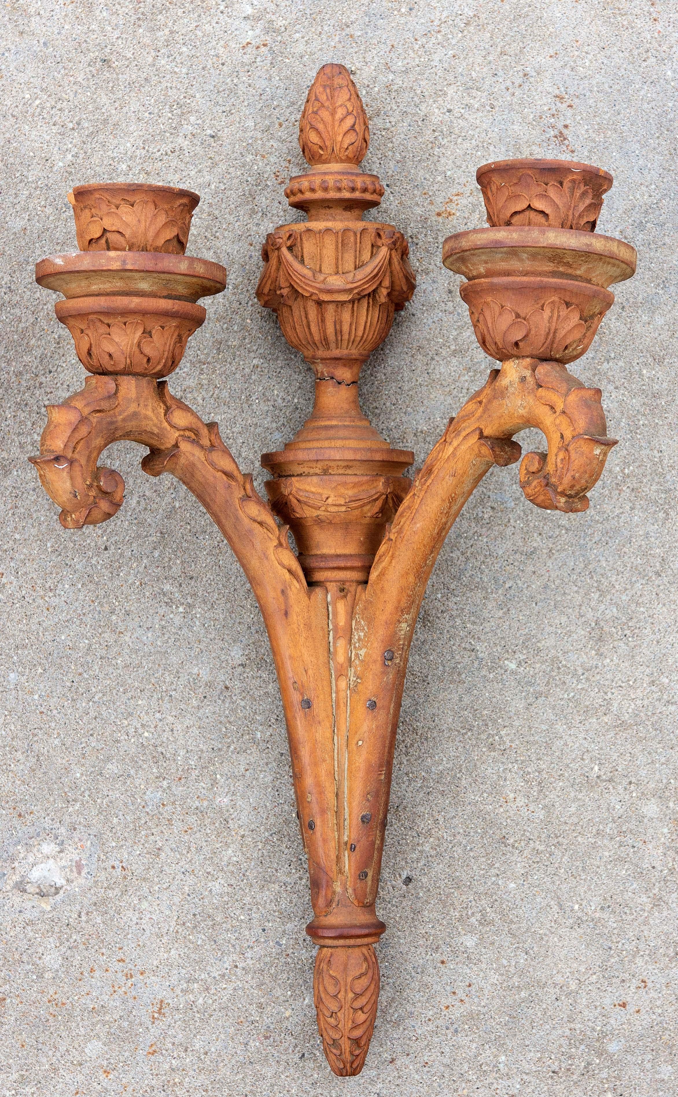 Européen Paire d'appliques néoclassiques en bois sculpté du XIXe siècle, style néoclassique en vente