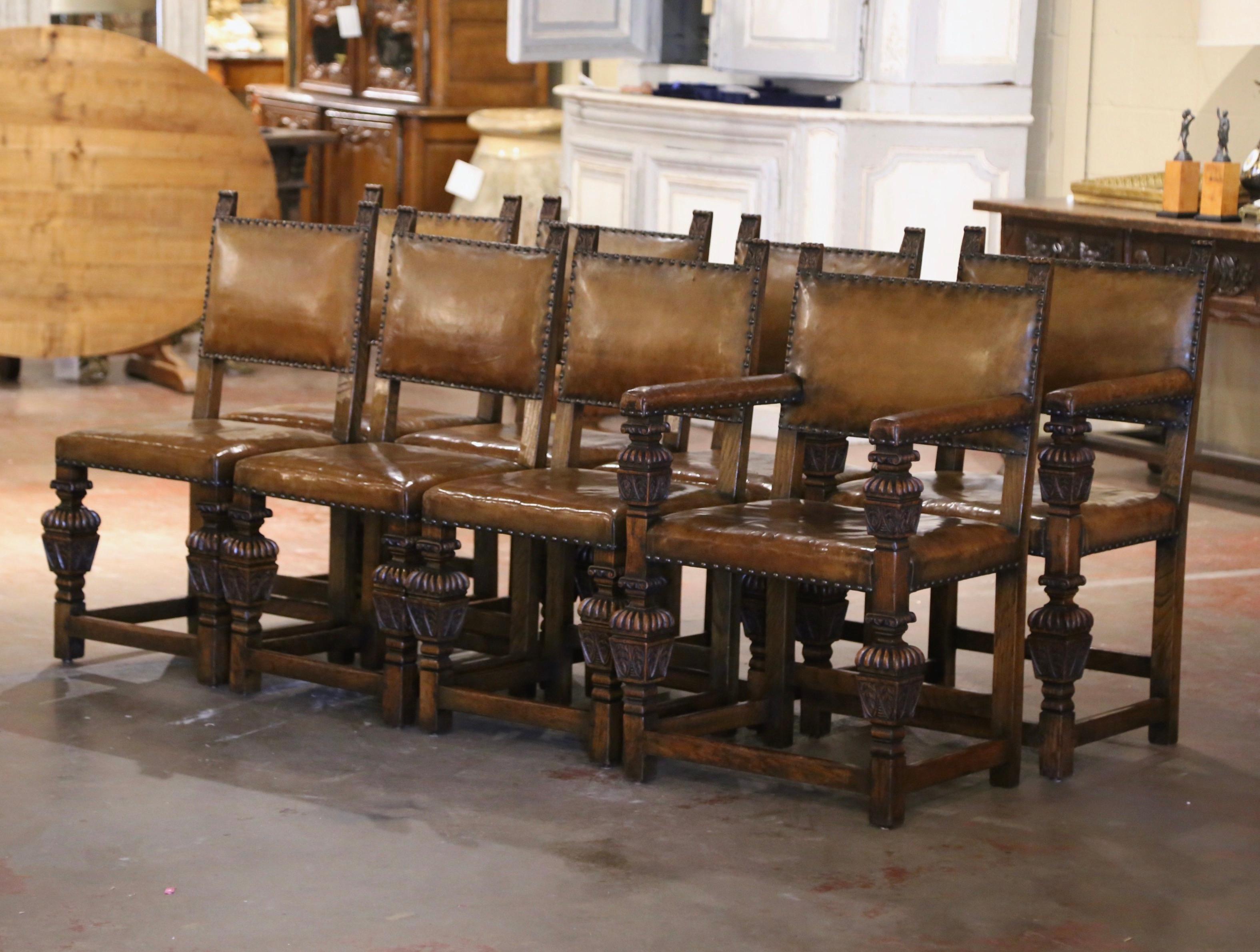 Diese eleganten Esszimmerstühle und passenden Sessel wurden um 1870 in England hergestellt. Jeder Stuhl ist aus massiver Eiche geschnitzt und hat eine rechteckige Rückenlehne, die am Giebel mit Blattranken verziert ist. Jeder Stuhl hat eine breite