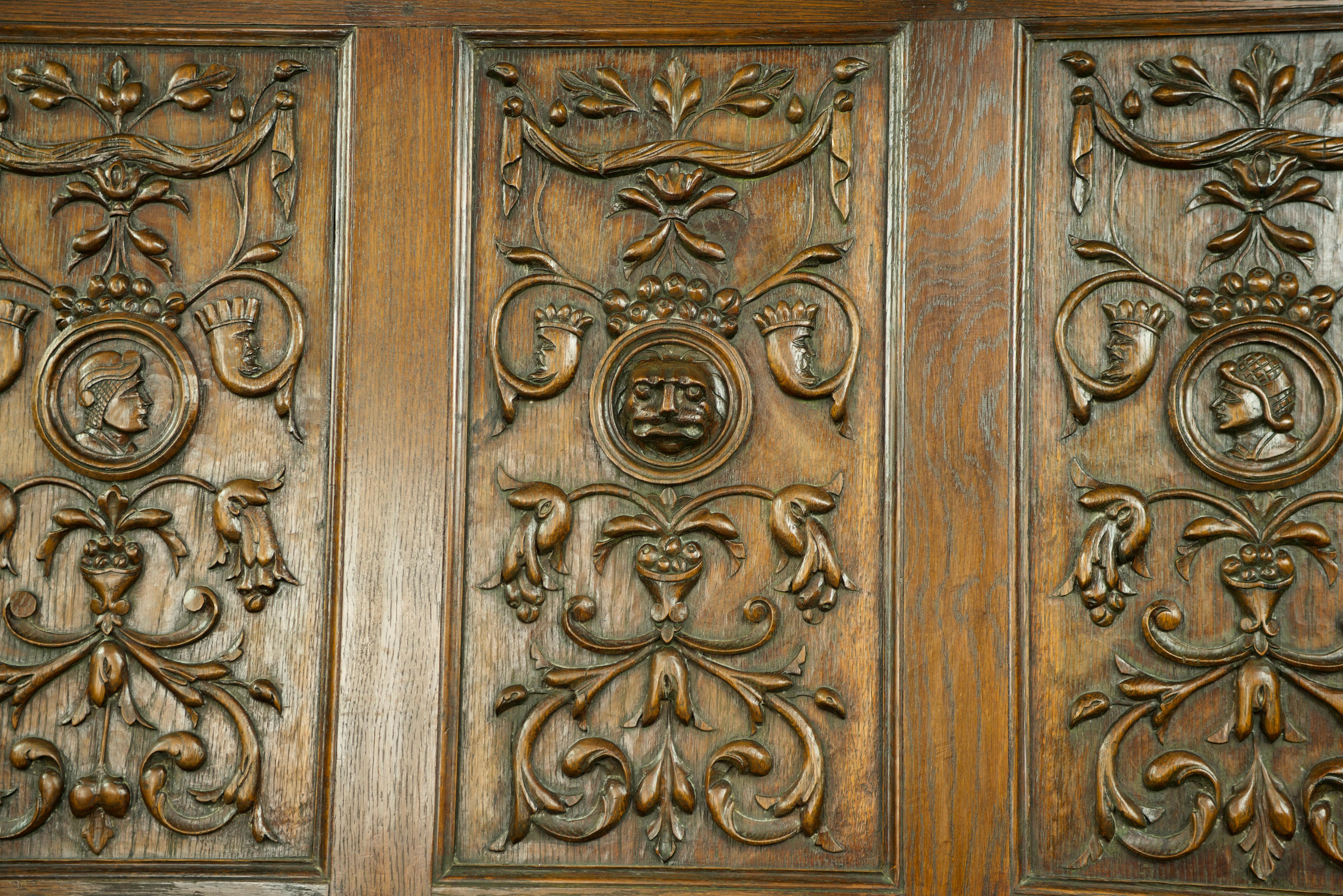 19th century carved oak bench In Good Condition In Chelmsford, GB