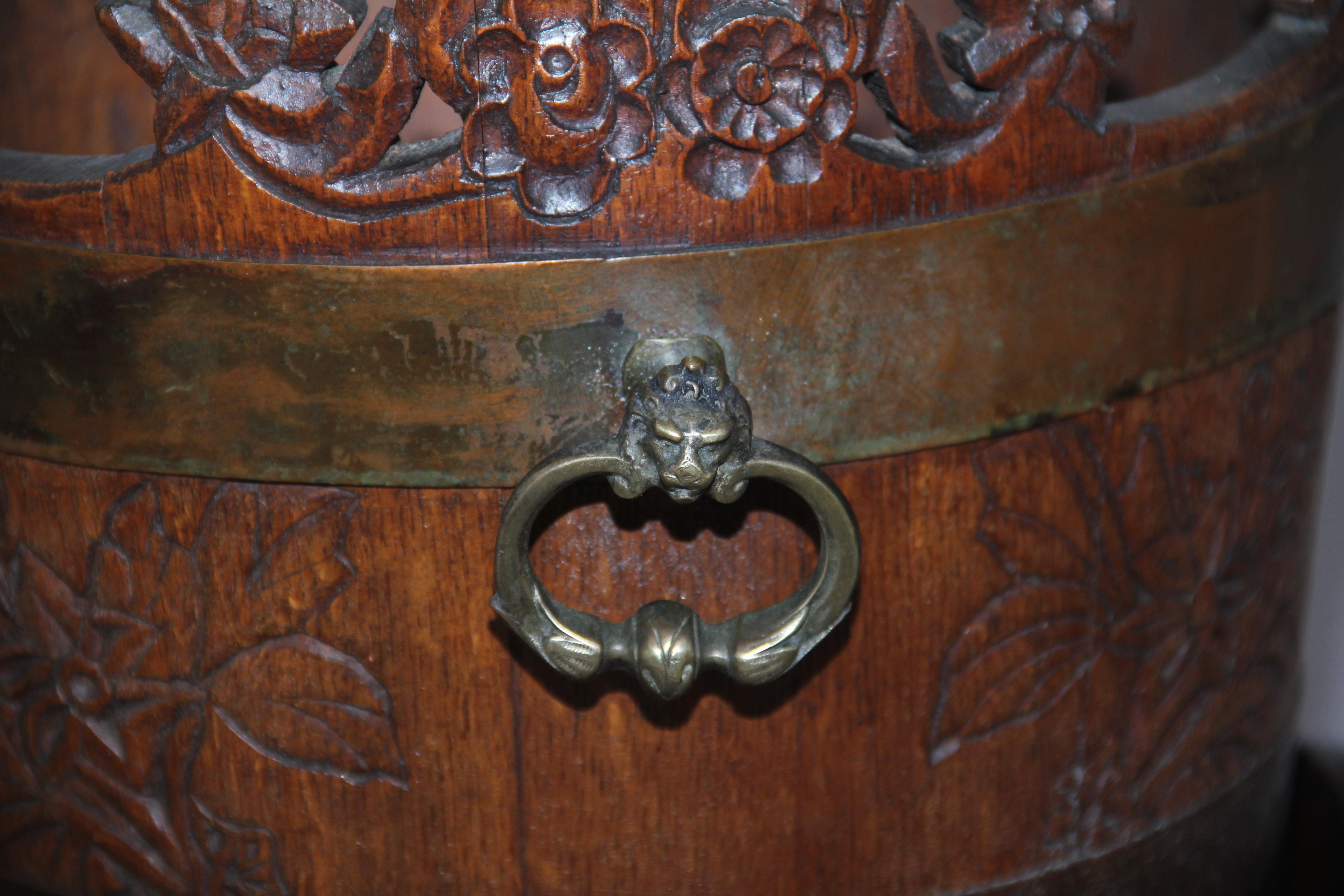 19th Century Carved Oak Bucket and Stand For Sale 2