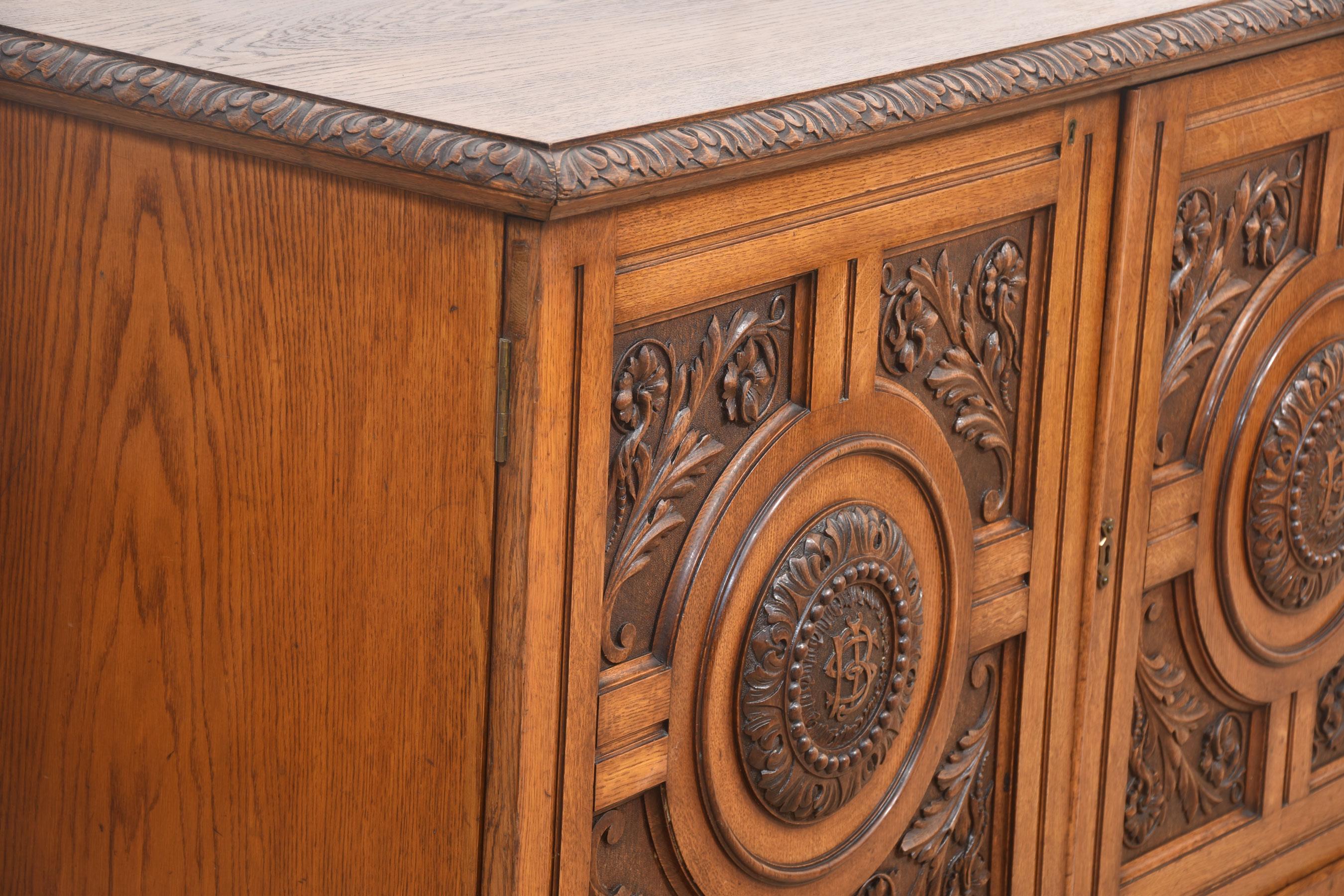 19th century carved oak Cabinet For Sale 4
