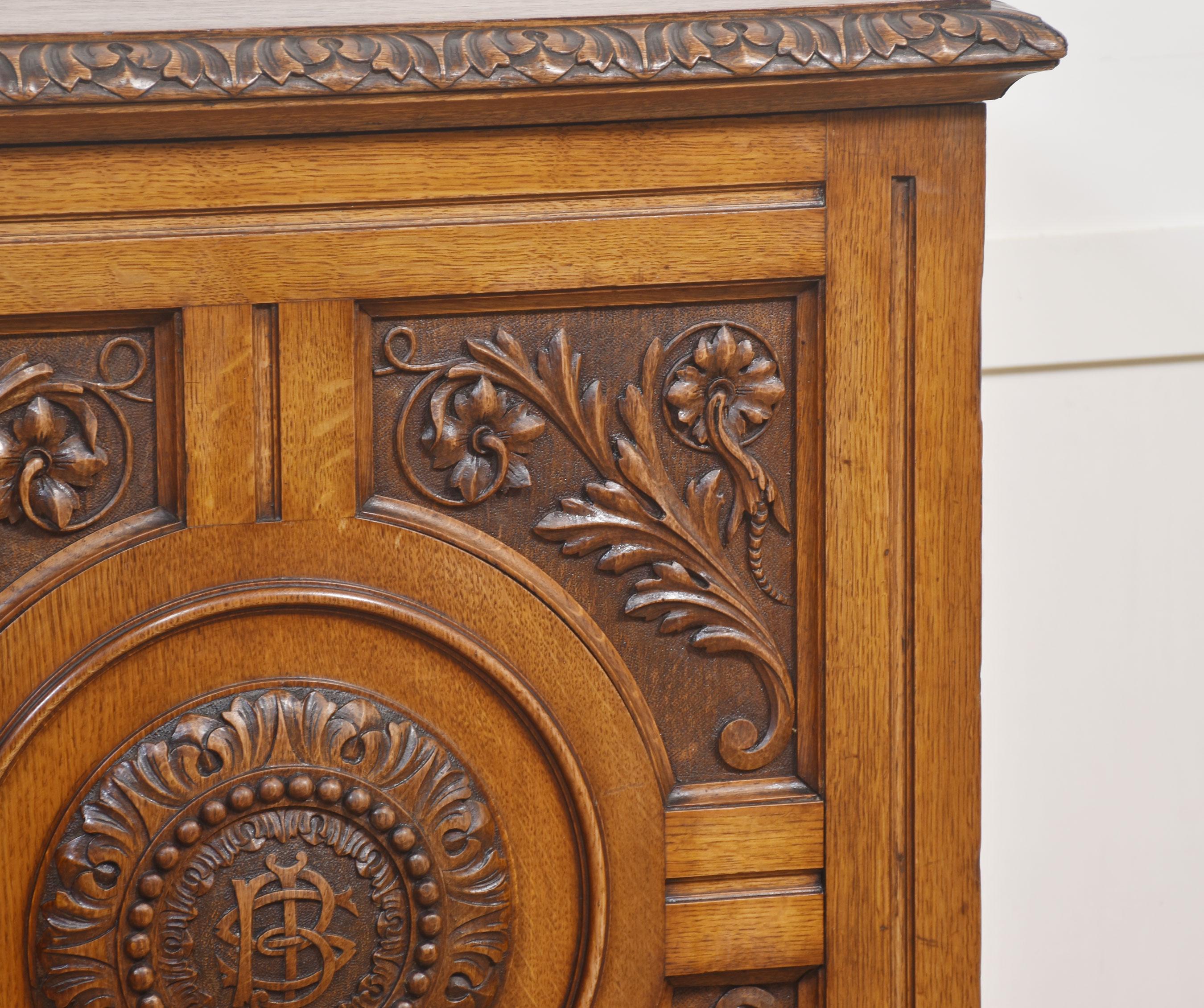 19th century carved oak Cabinet In Good Condition For Sale In Cheshire, GB