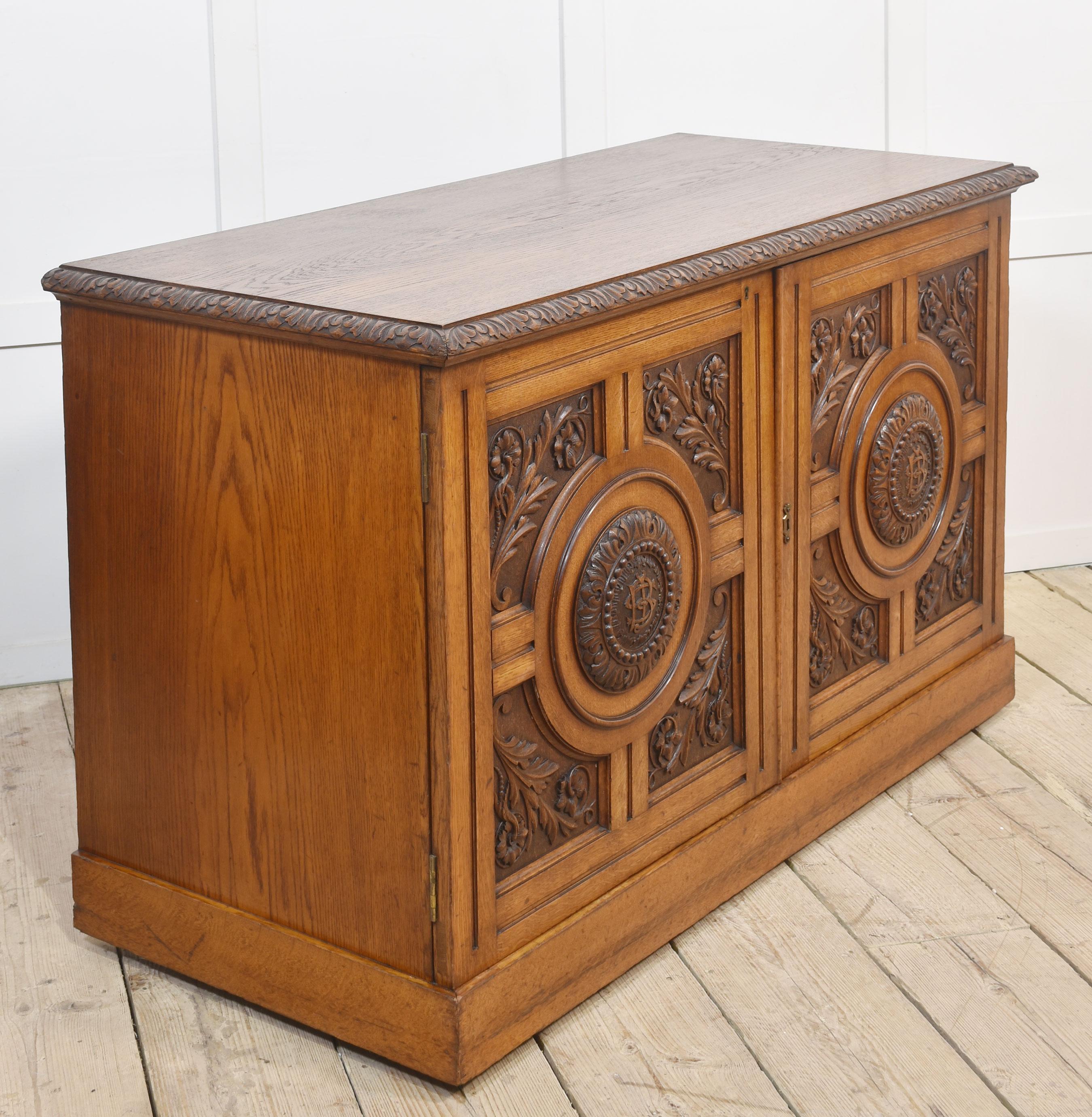 19th century carved oak Cabinet For Sale 2