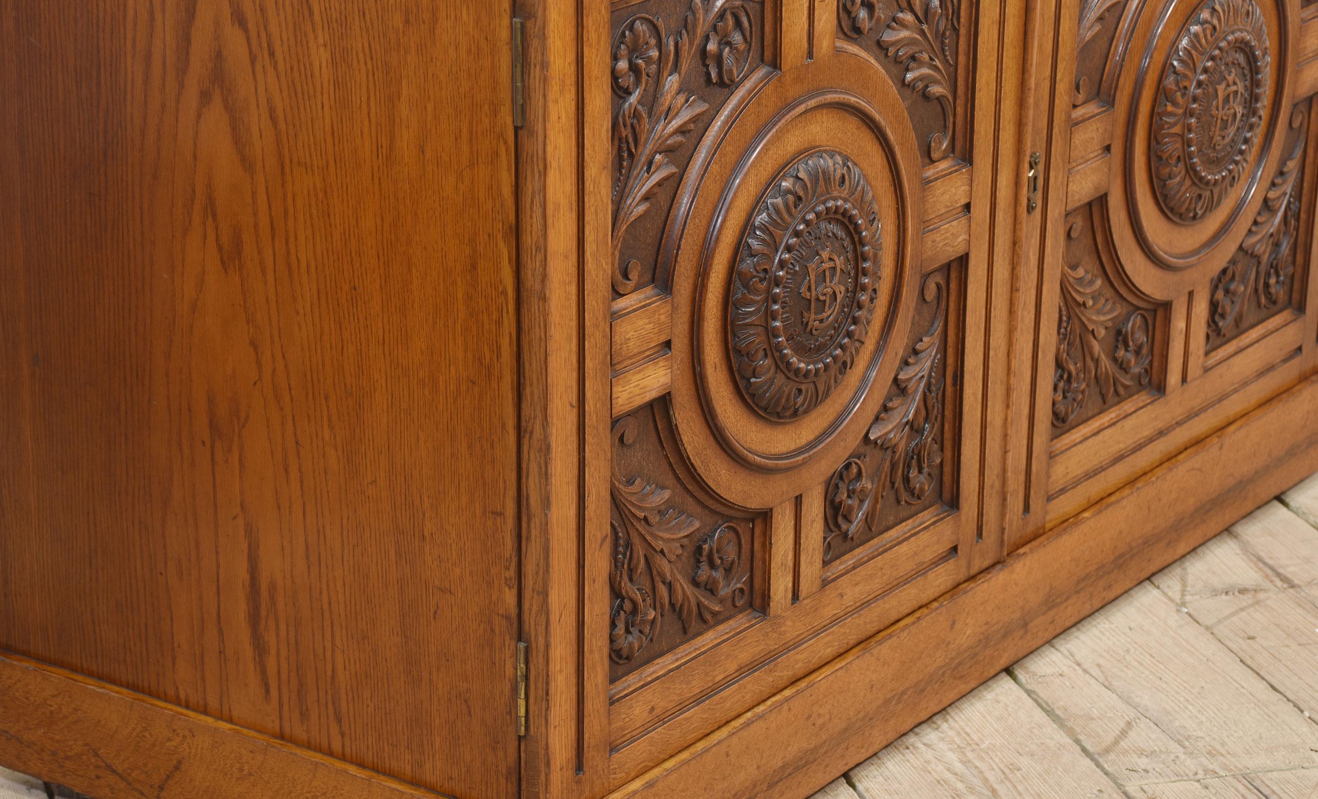19th century carved oak Cabinet For Sale 3