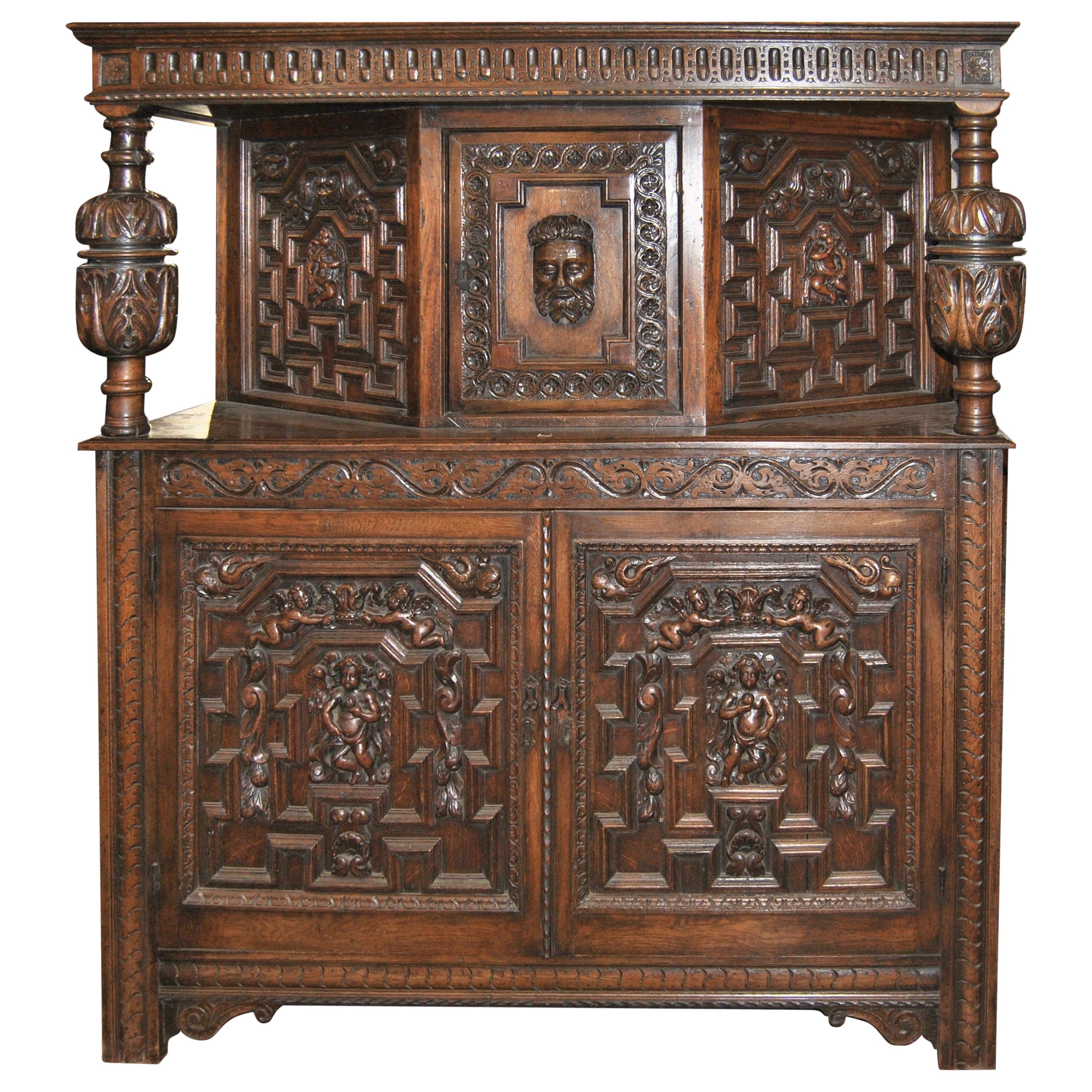 Armadio di corte in Oak intagliato del XIX secolo