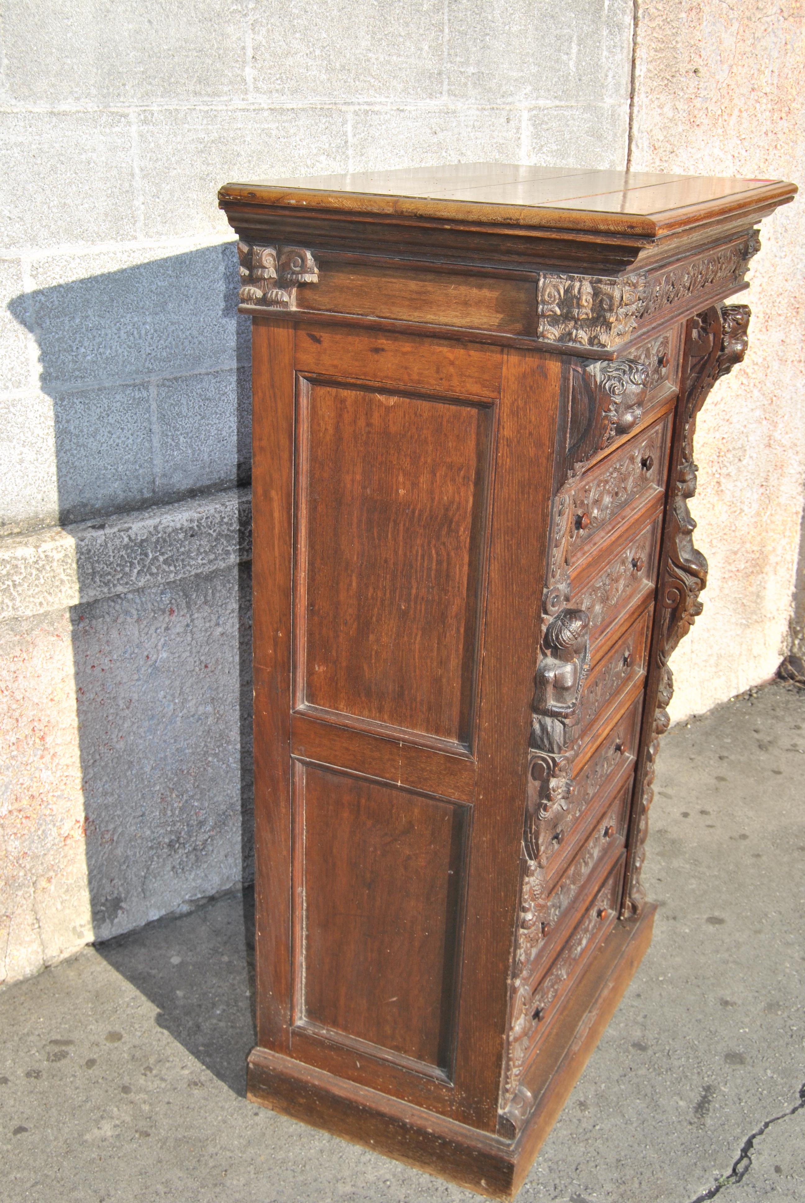 19th Century Carved Oak English Wellington Chest In Good Condition In Savannah, GA