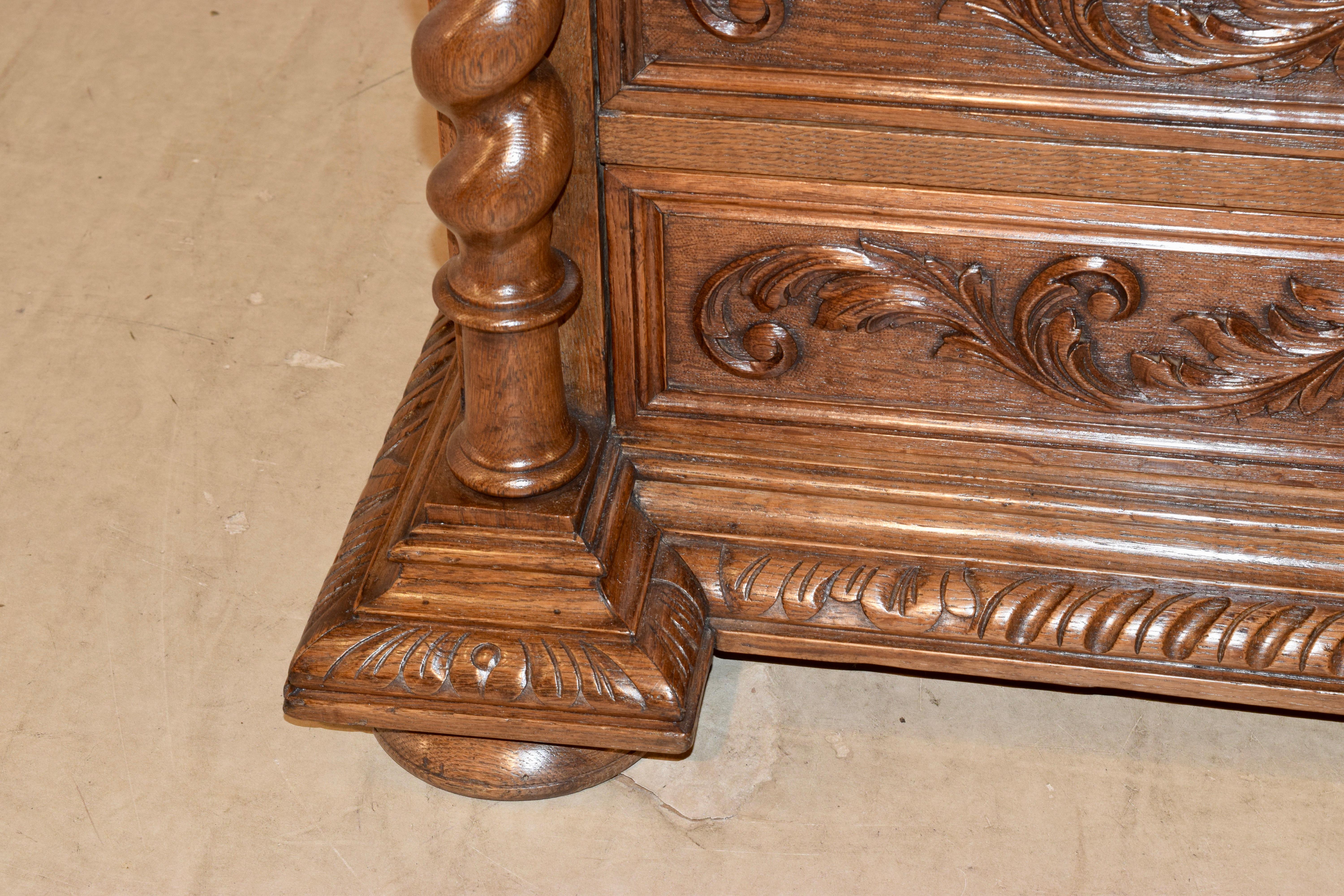 Commode francese in Oak intagliato del XIX secolo in vendita 4