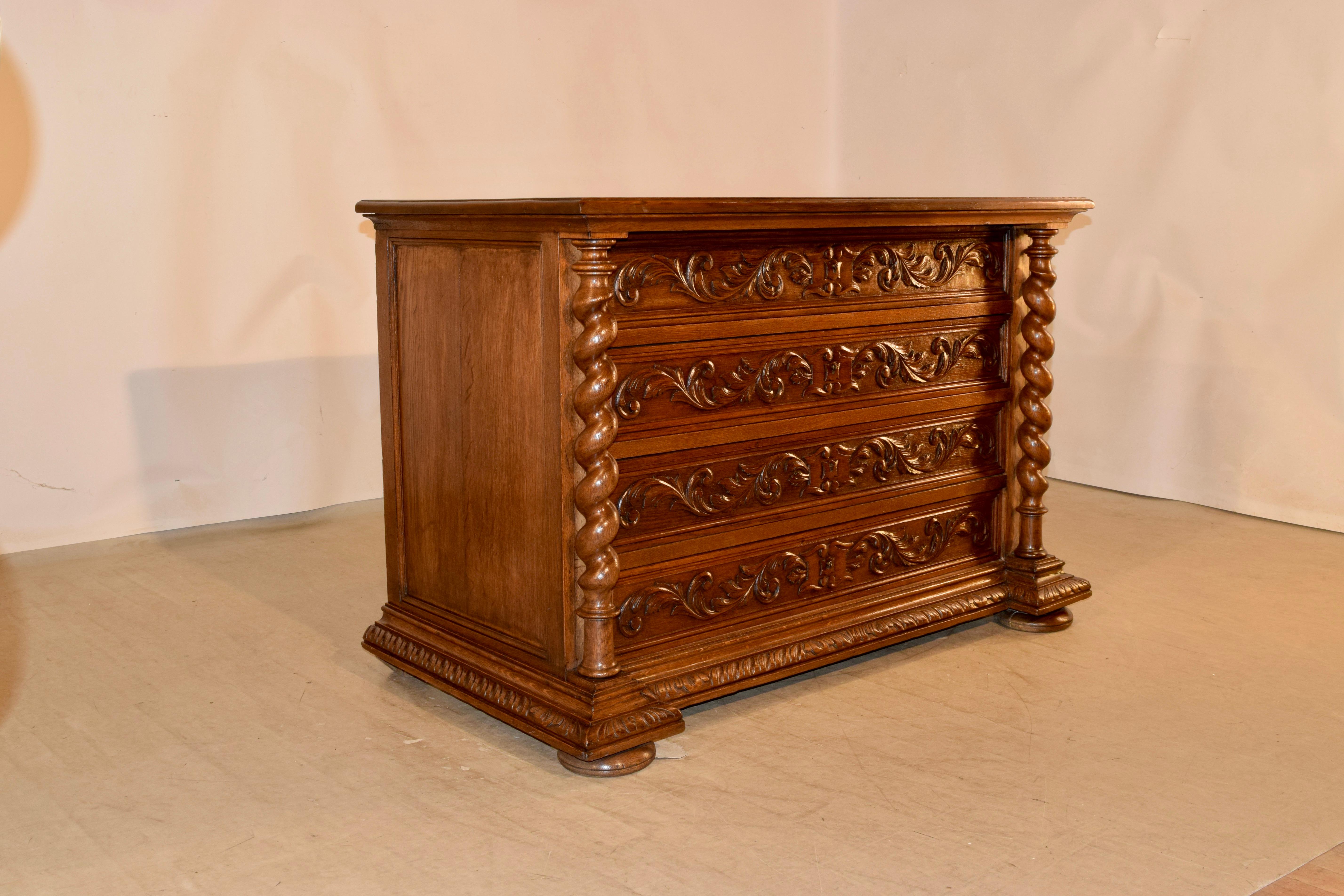 Francese Commode francese in Oak intagliato del XIX secolo in vendita