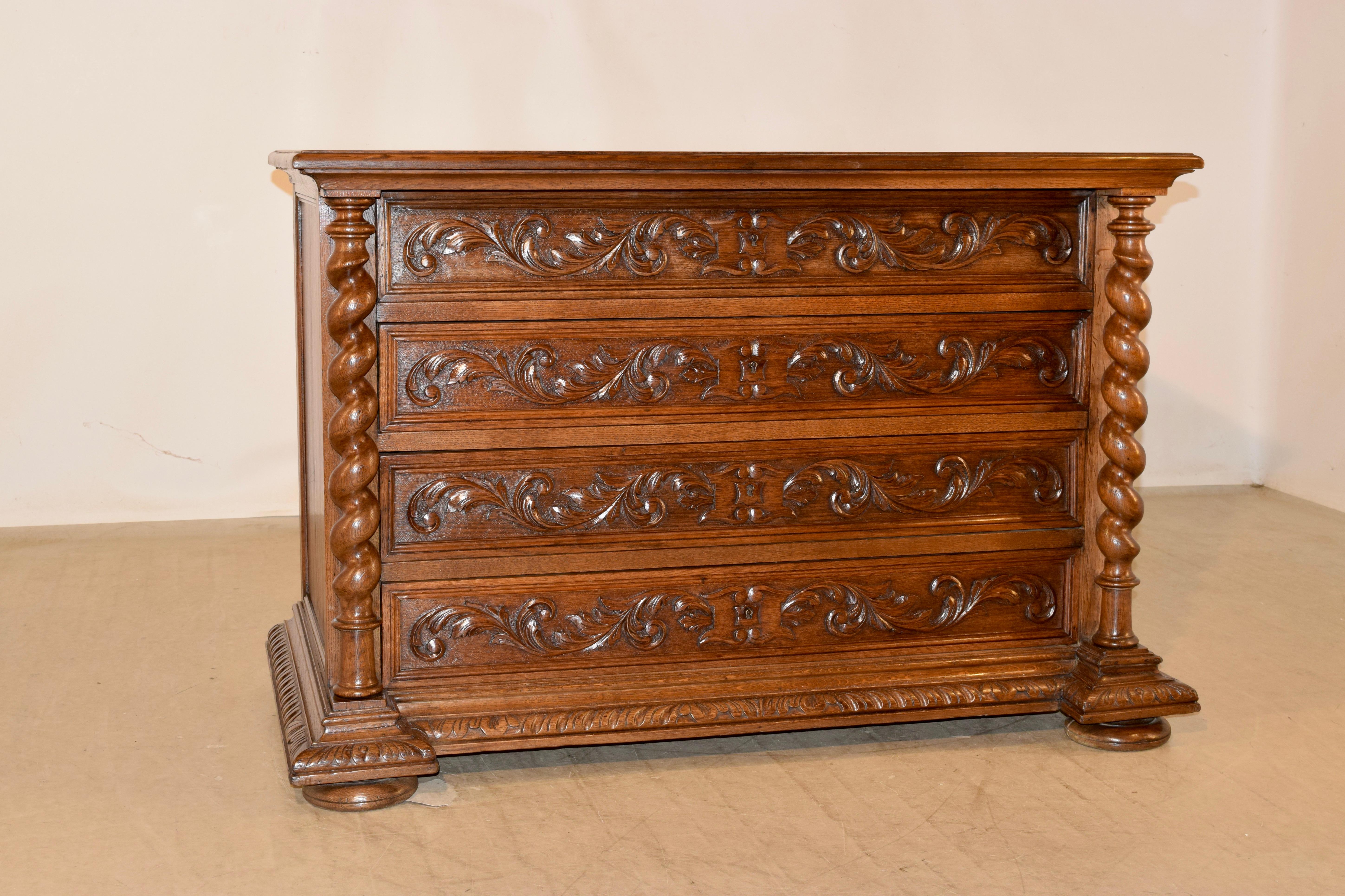 Intagliato a mano Commode francese in Oak intagliato del XIX secolo in vendita