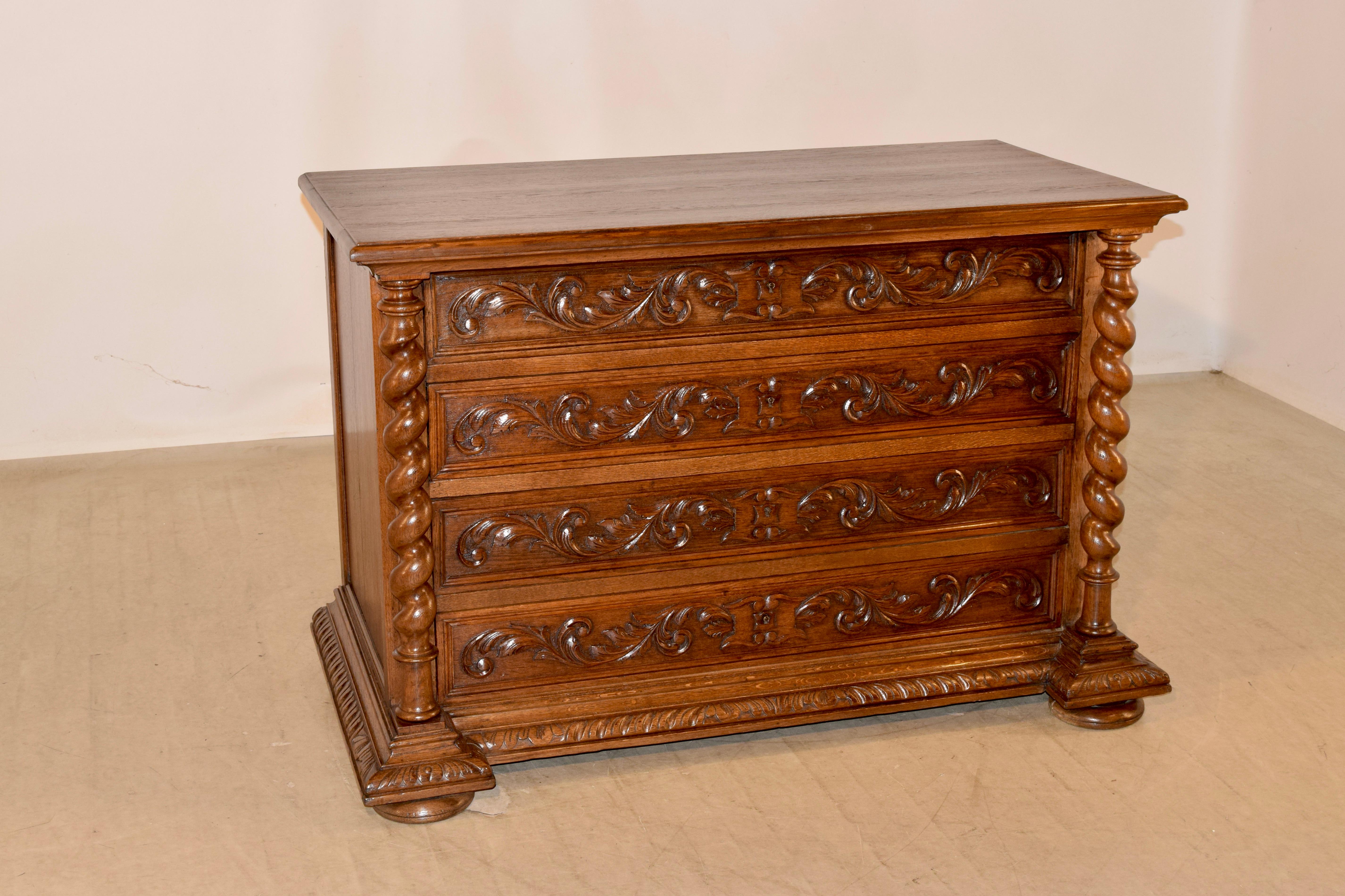 Commode francese in Oak intagliato del XIX secolo In condizioni buone in vendita a High Point, NC