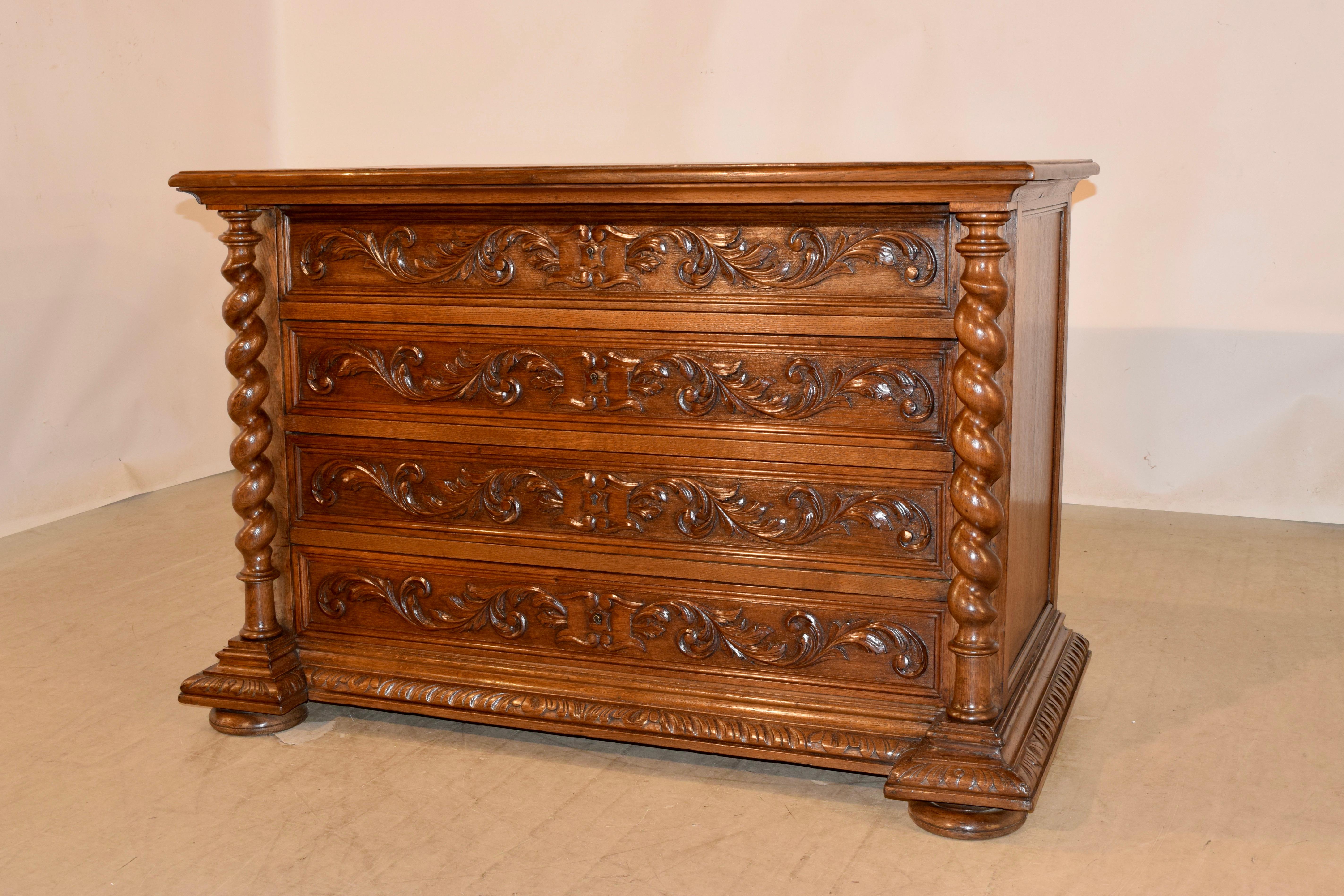 Commode francese in Oak intagliato del XIX secolo in vendita 1