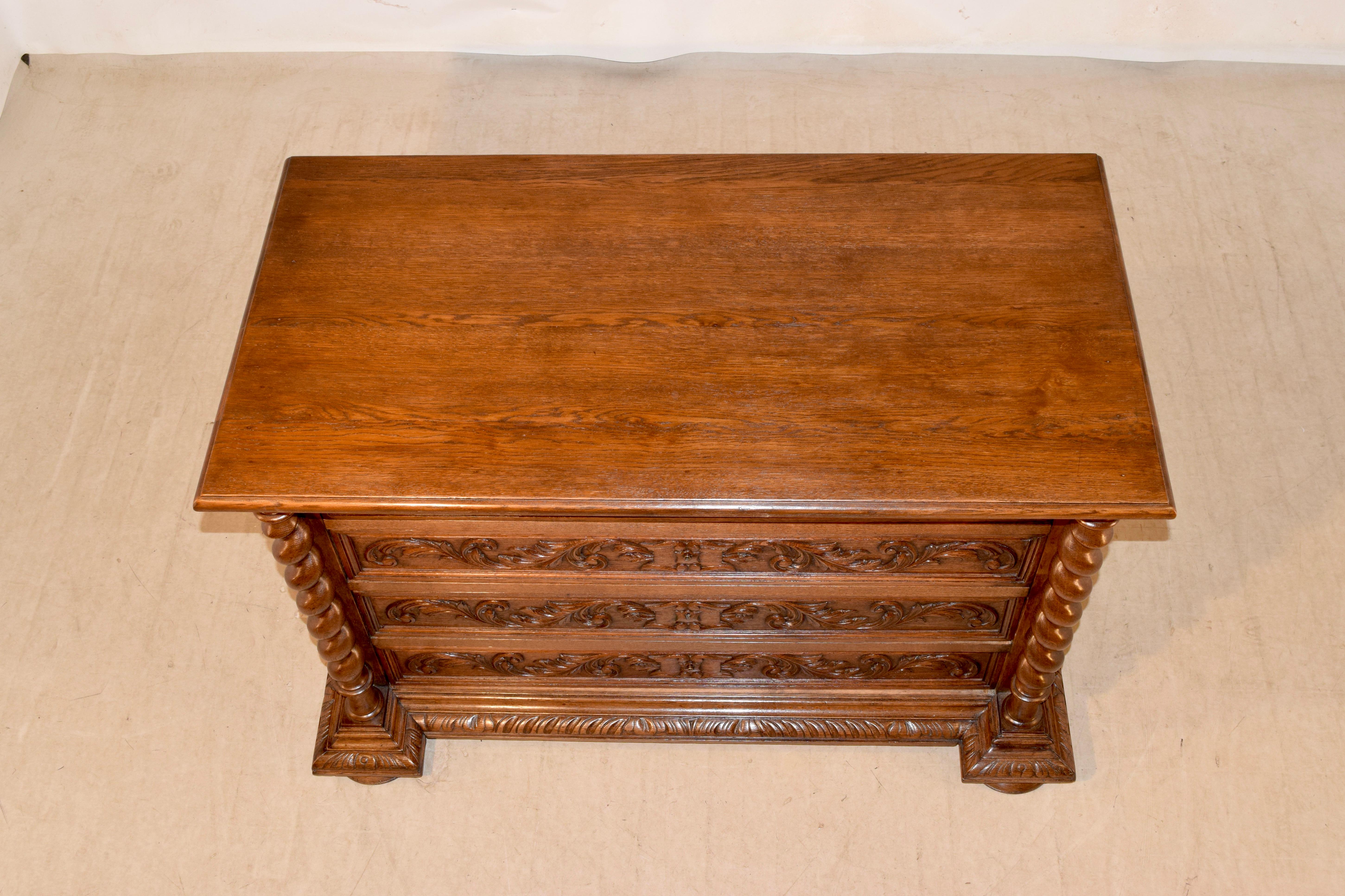 Commode francese in Oak intagliato del XIX secolo in vendita 3