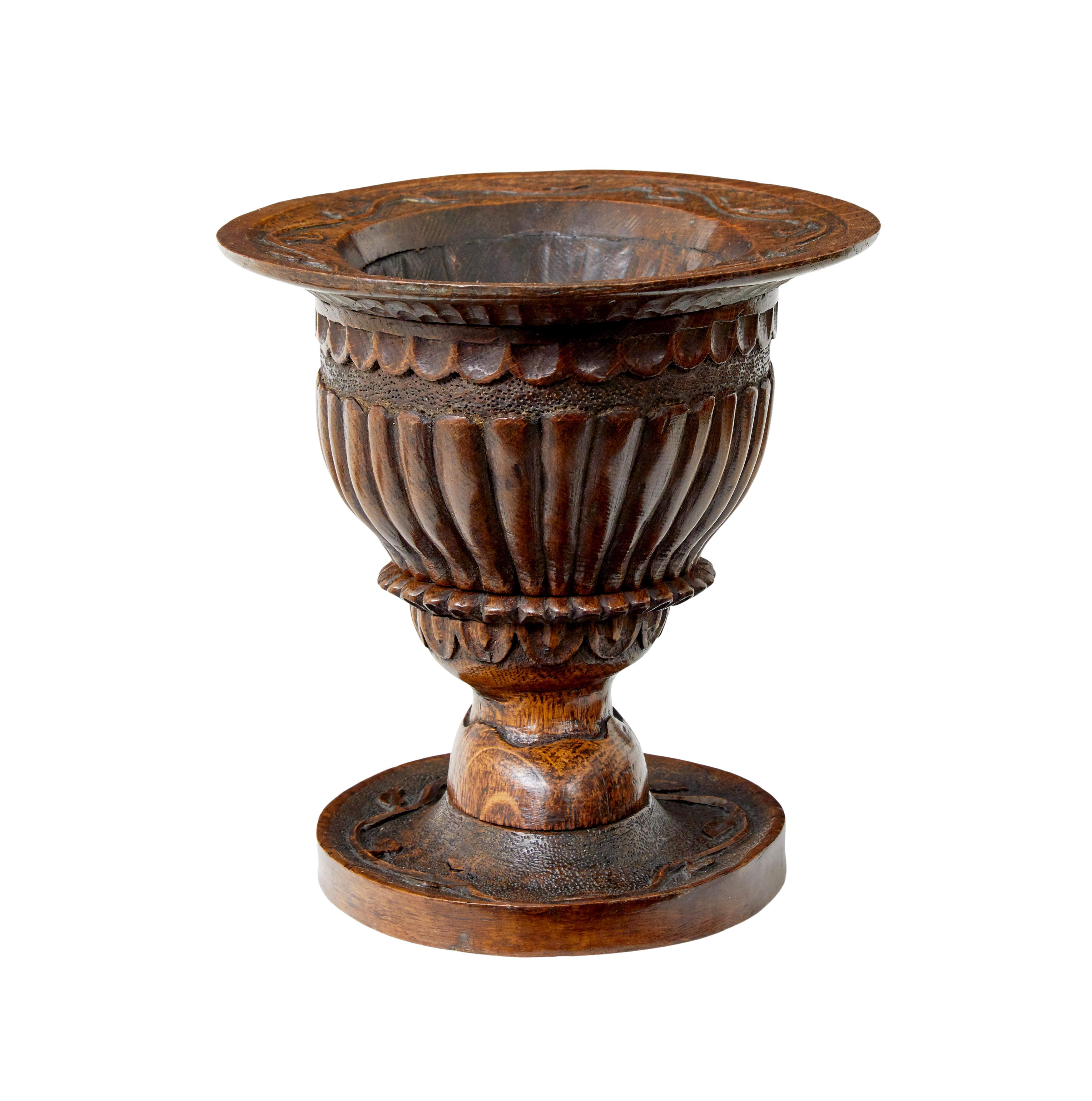Cuenco de Lieja de roble tallado del siglo XIX, hacia 1880.

Cuenco de Lieja de roble tallado de buena calidad, procedente de Francia.  Un objeto de sobremesa ideal, bellamente tallado a mano en roble macizo con enredaderas alrededor del borde