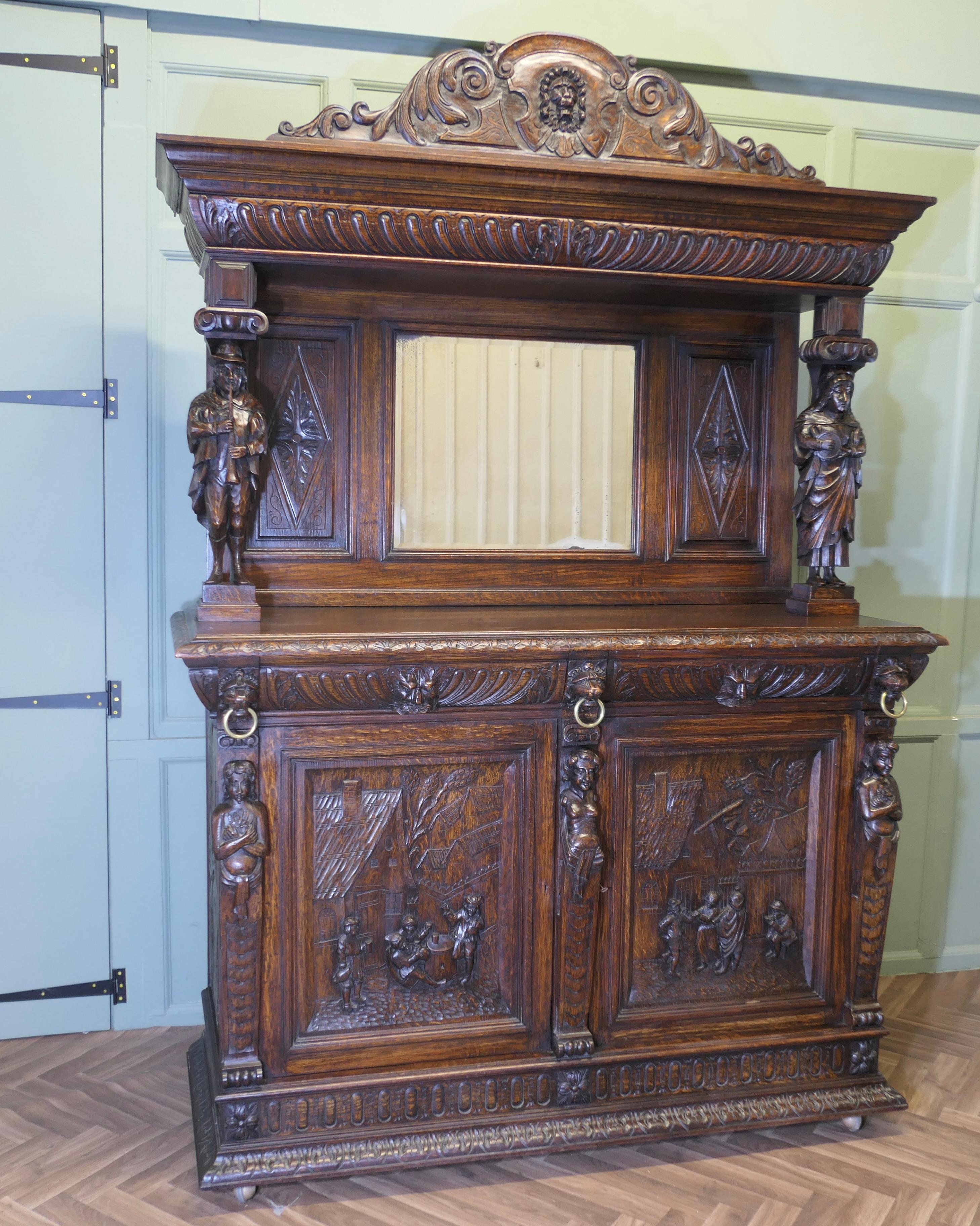 Comò con schienale a specchio in Oak intagliato del XIX secolo con intagli di Greene & Greene

Si tratta di un pezzo superbo e di grandi dimensioni, con intagli di qualità superba di musicisti, danzatori e creature mitiche, tra cui l'Uomo Verde.
La