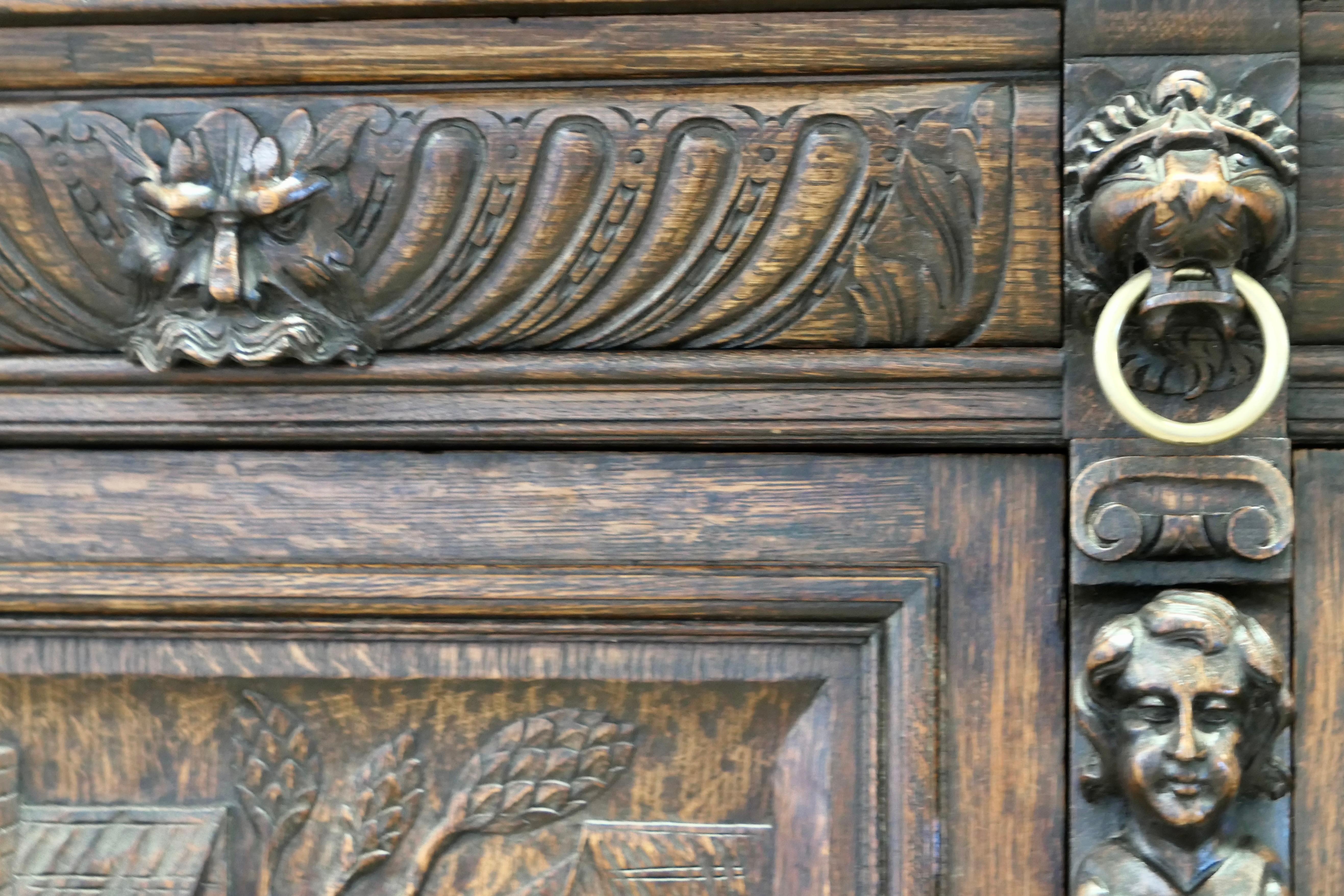Comò con schienale a specchio in Oak intagliato del XIX secolo con intagli di Greene & Greene in vendita 1
