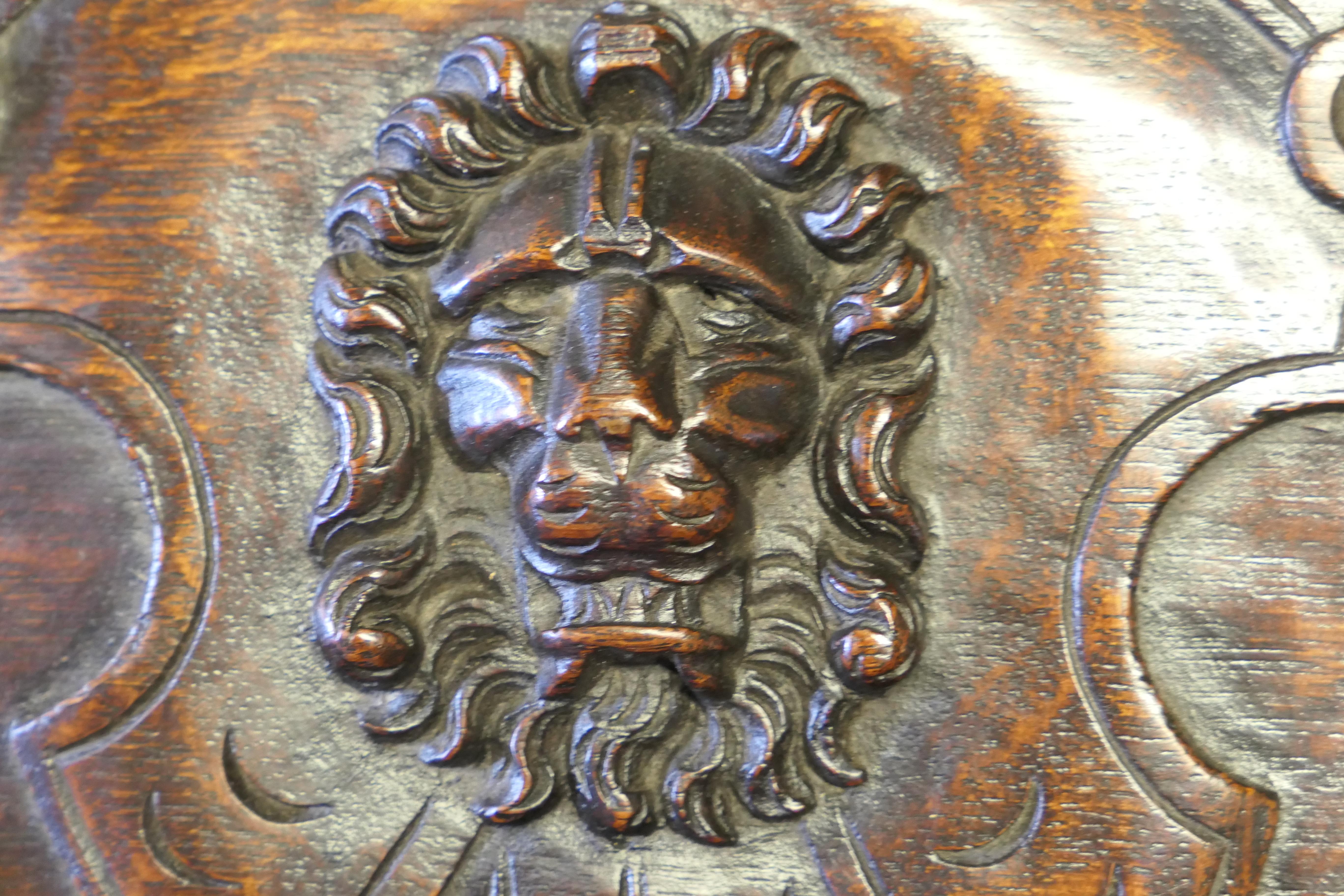 Comò con schienale a specchio in Oak intagliato del XIX secolo con intagli di Greene & Greene in vendita 2