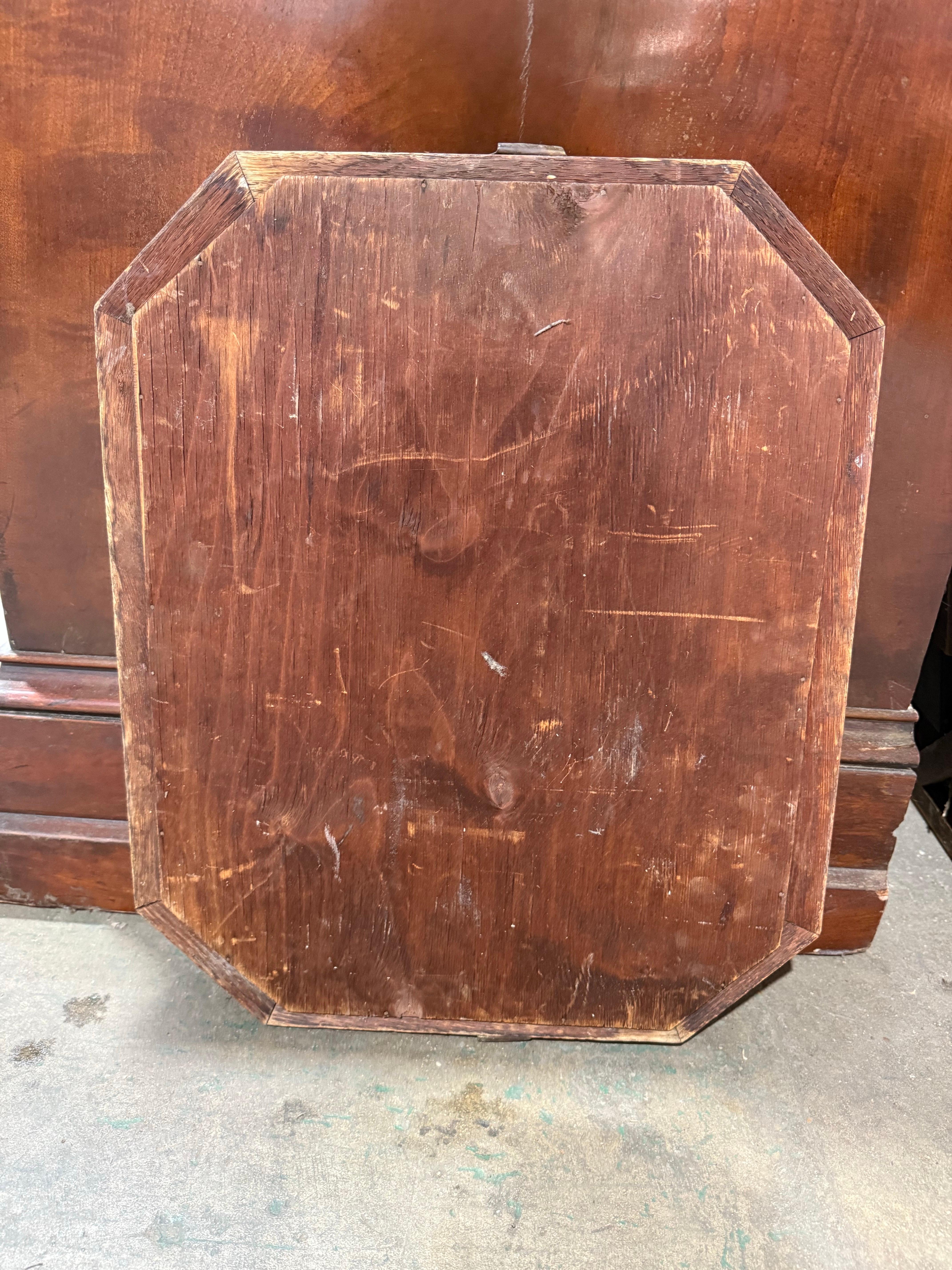 Europeo Specchio ottagonale in Oak intagliato del XIX secolo in vendita