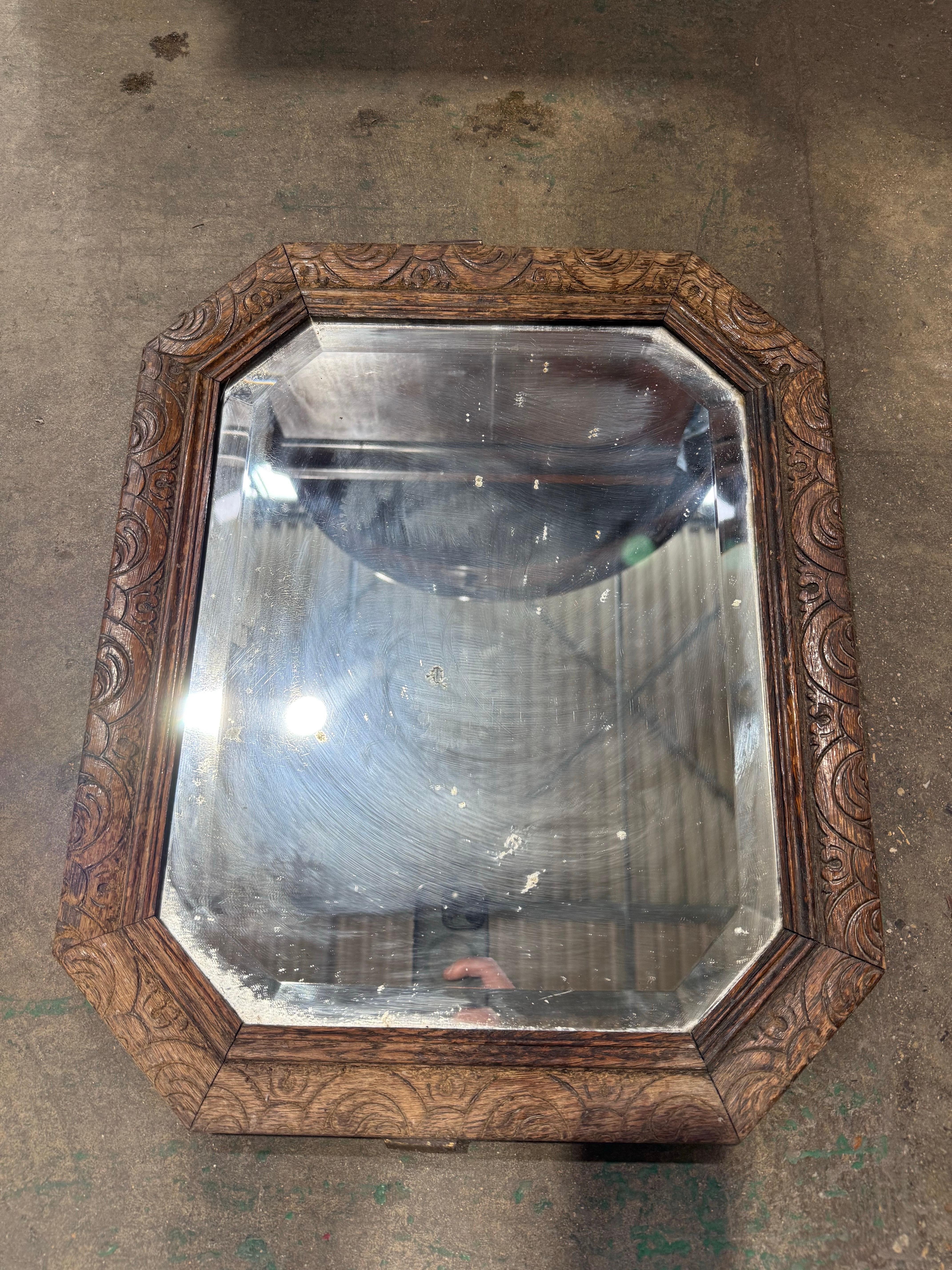 Specchio ottagonale in Oak intagliato del XIX secolo In condizioni buone in vendita a Southall, GB