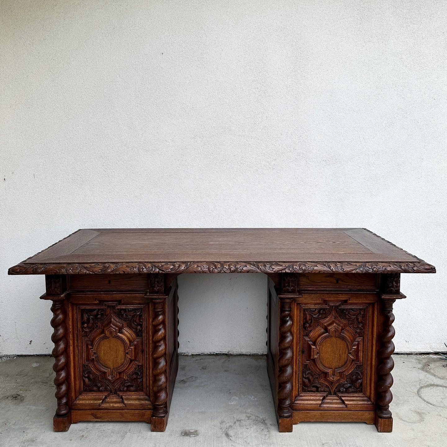 19th Century carved oak partners desk In Good Condition For Sale In Los Angeles, CA