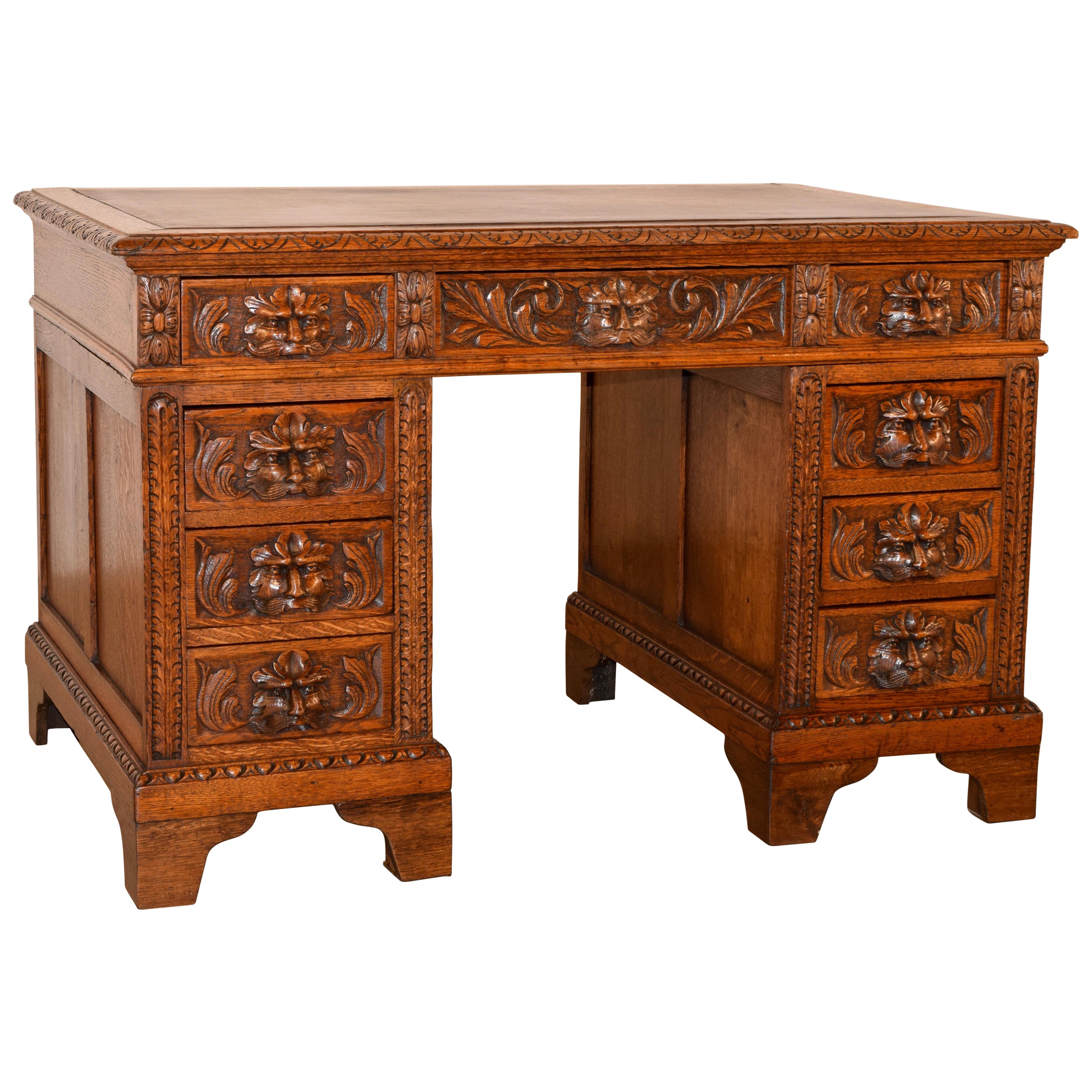 Bureau à piédestal en Oak sculpté du 19ème siècle
