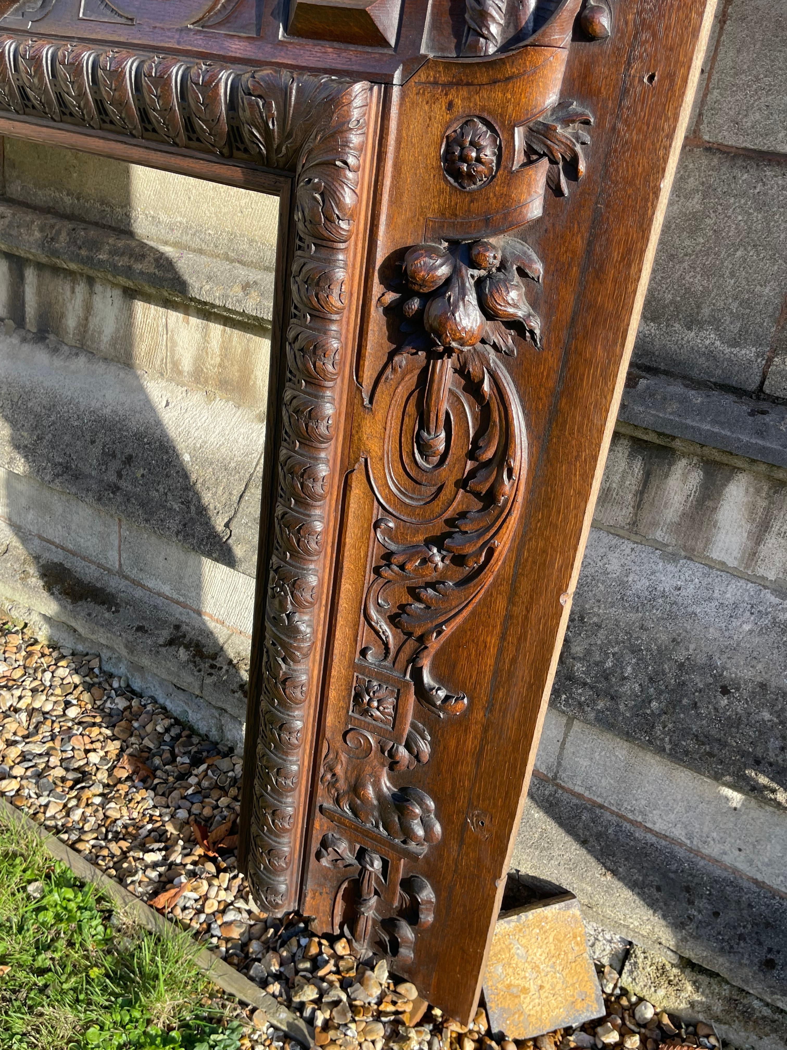 Cheminée en bois de chêne sculpté du 19e siècle en vente 2