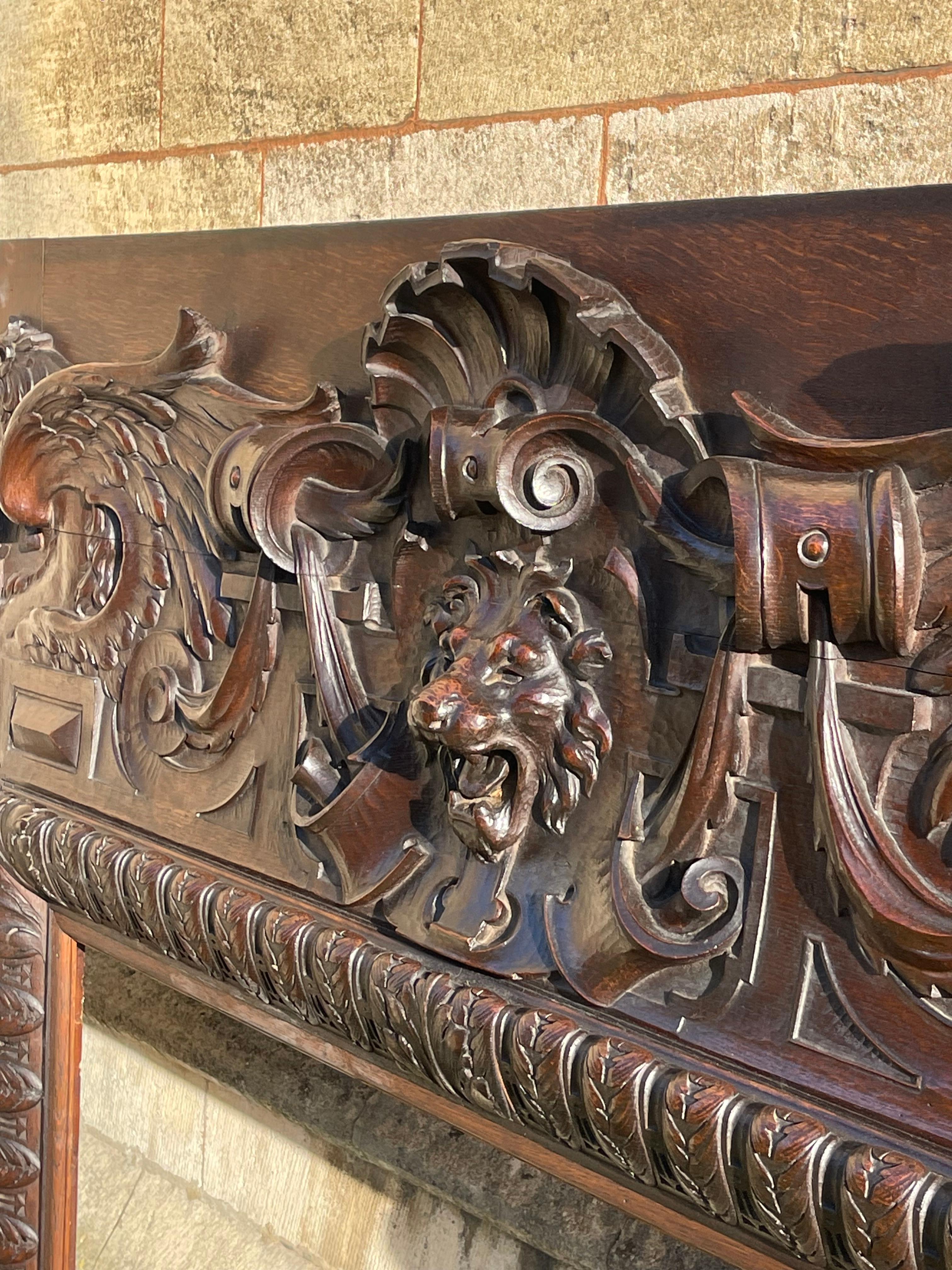 Chêne Cheminée en bois de chêne sculpté du 19e siècle en vente