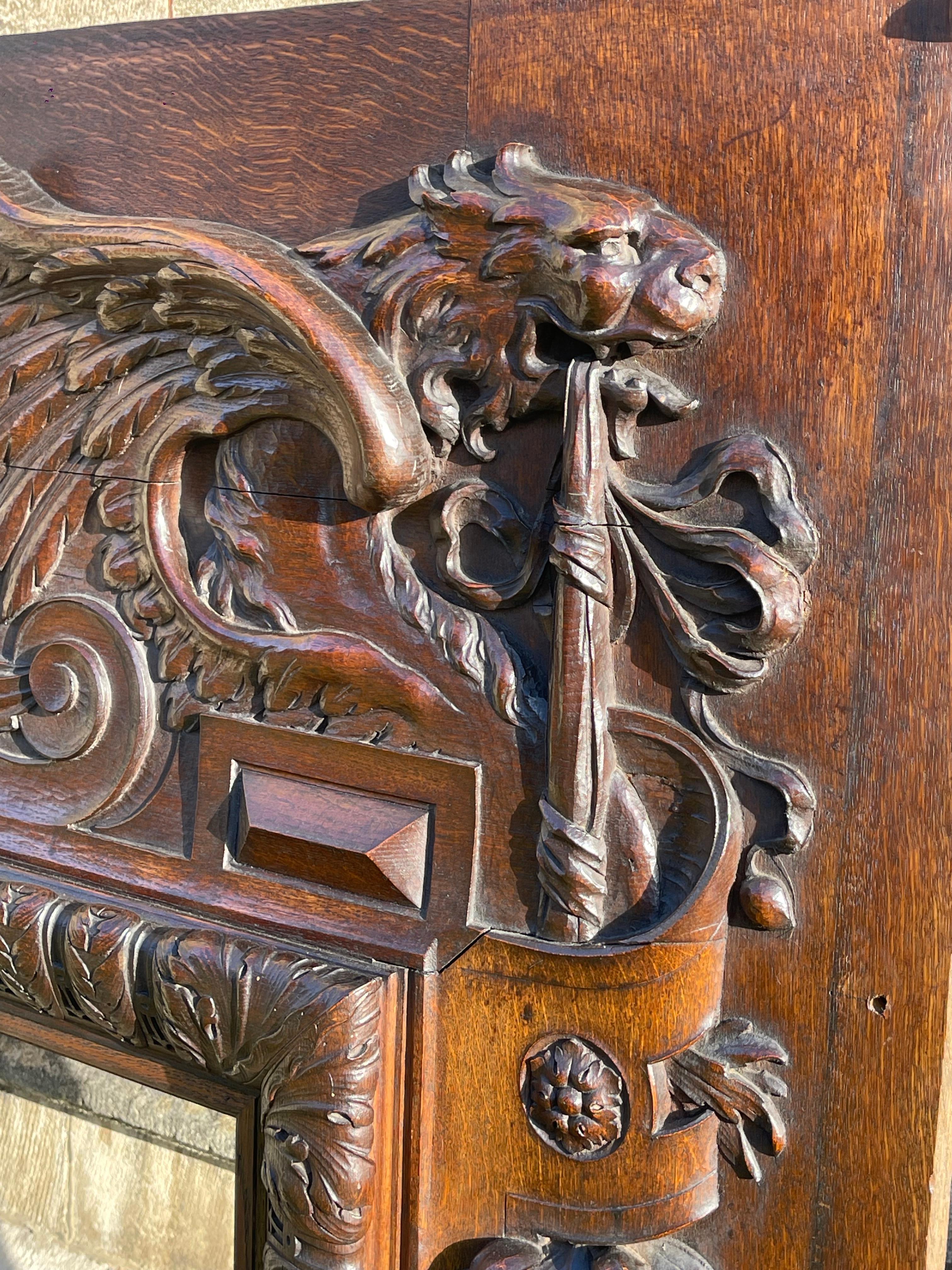 Cheminée en bois de chêne sculpté du 19e siècle en vente 1