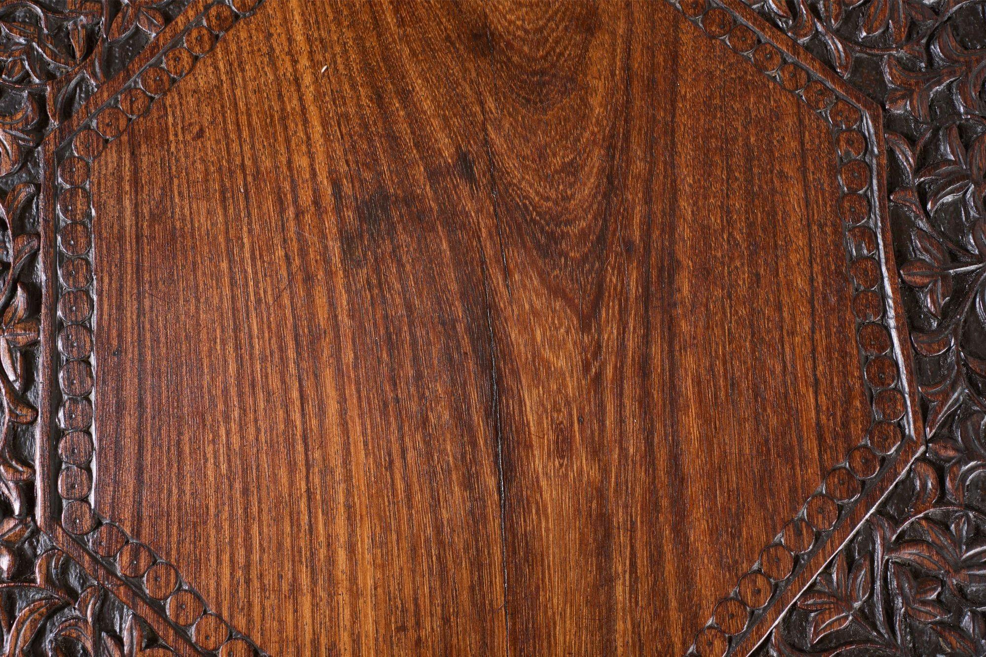 Tavolino anglo-indiano in Padauk intagliato del XIX secolo - più piccolo in vendita 6