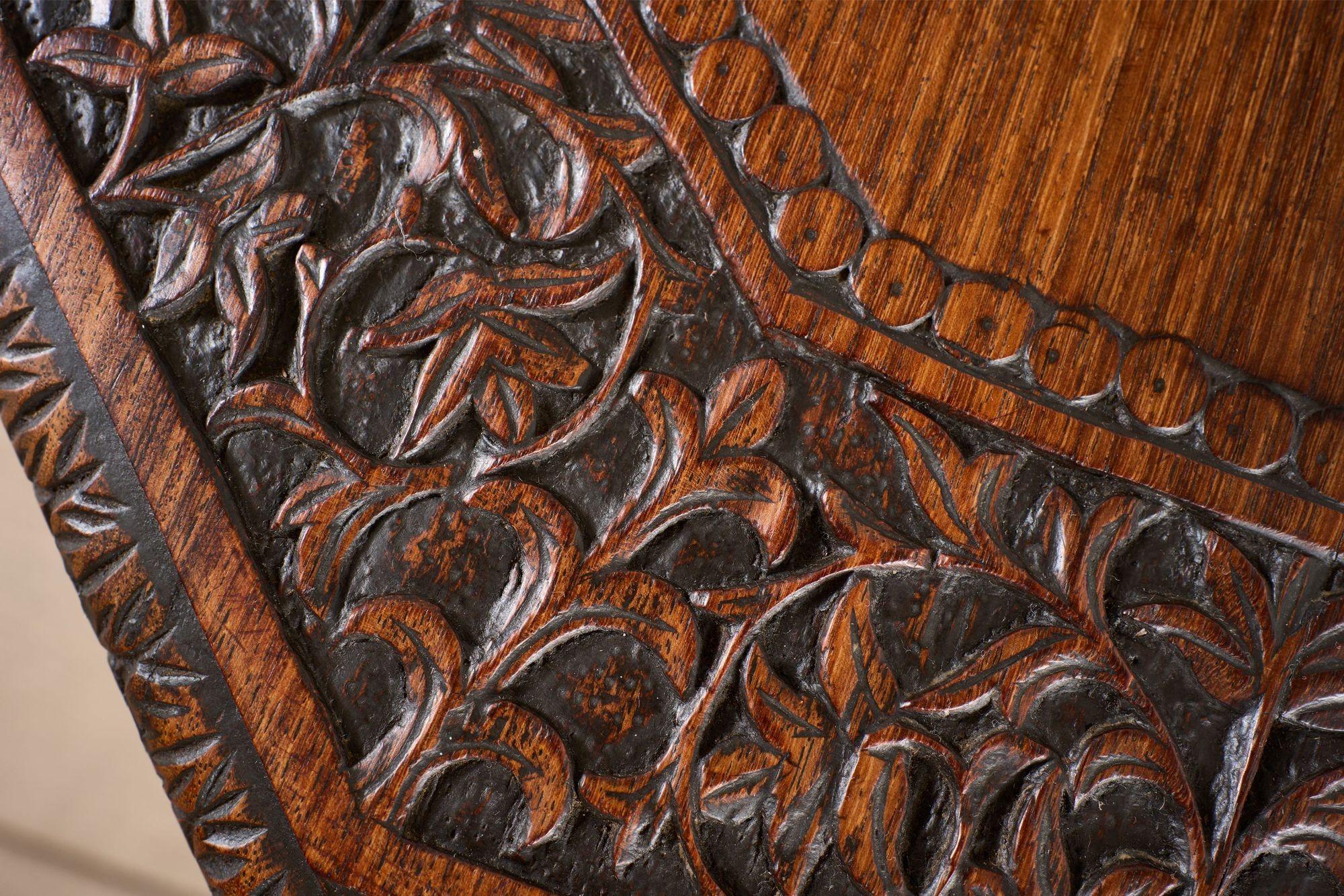 Tavolino anglo-indiano in Padauk intagliato del XIX secolo - più piccolo in vendita 7