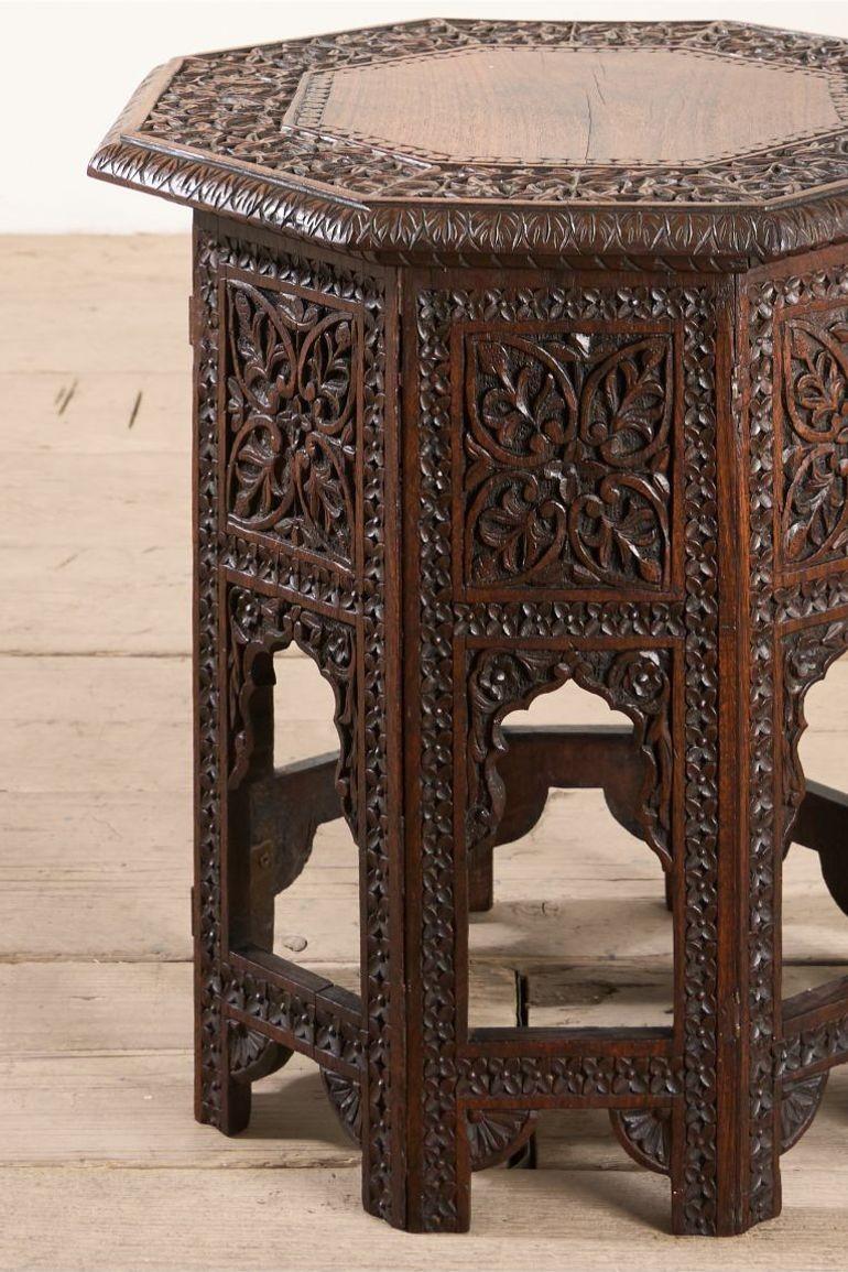 Si tratta di un tavolino anglo-indiano in Padauk del XIX secolo di ottima qualità e totalmente originale. Il piano finemente intagliato è di qualità eccezionale, con un dettaglio centrale di grana Padauk di grande effetto. Anche la base è intagliata