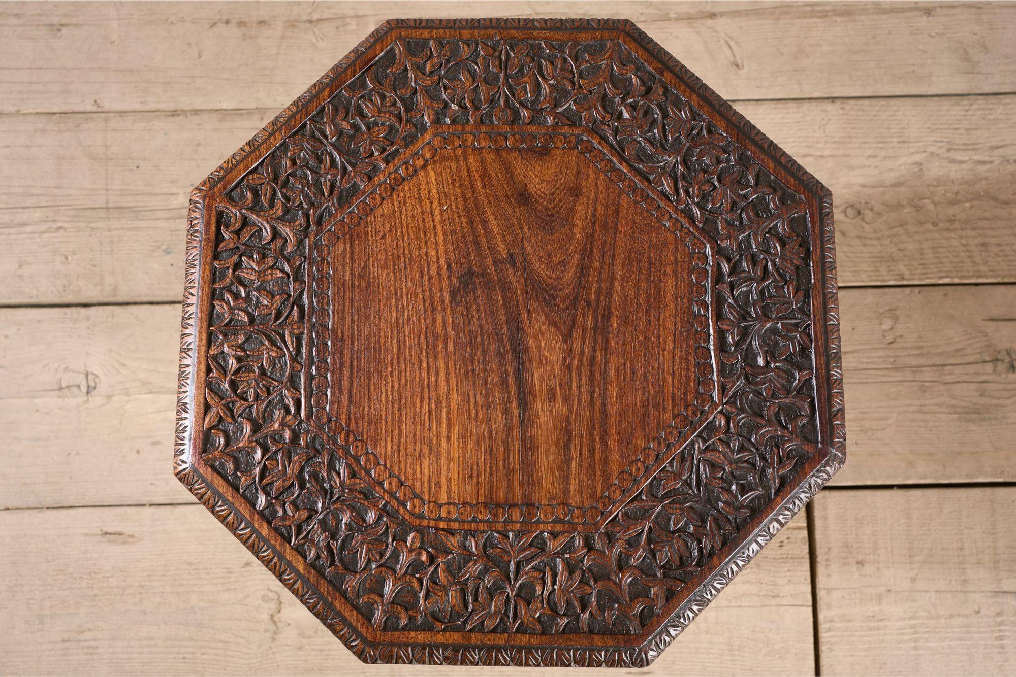 Tavolino anglo-indiano in Padauk intagliato del XIX secolo - più piccolo In condizioni ottime in vendita a Malton, GB