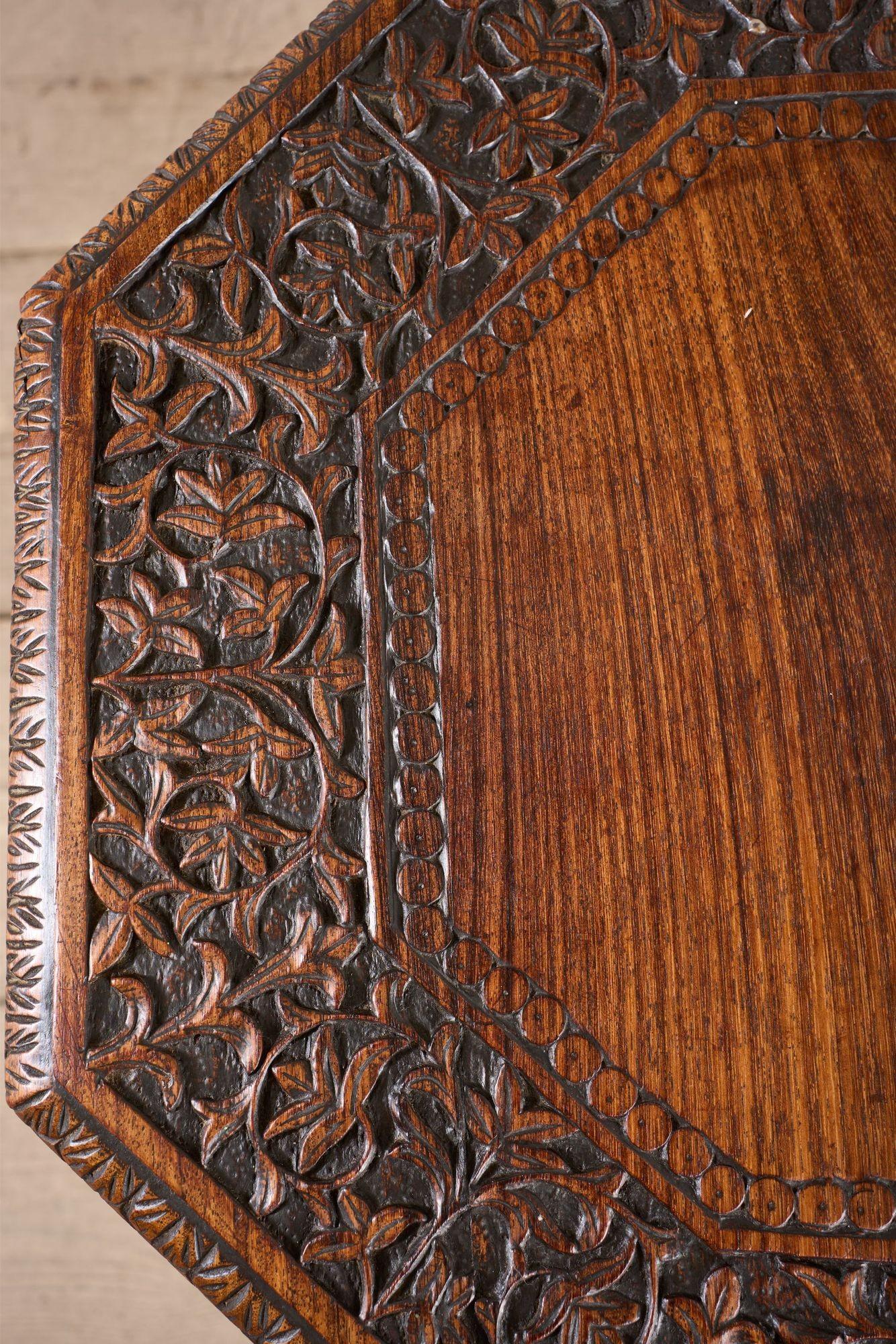 Padouk Tavolino anglo-indiano in Padauk intagliato del XIX secolo - più piccolo in vendita