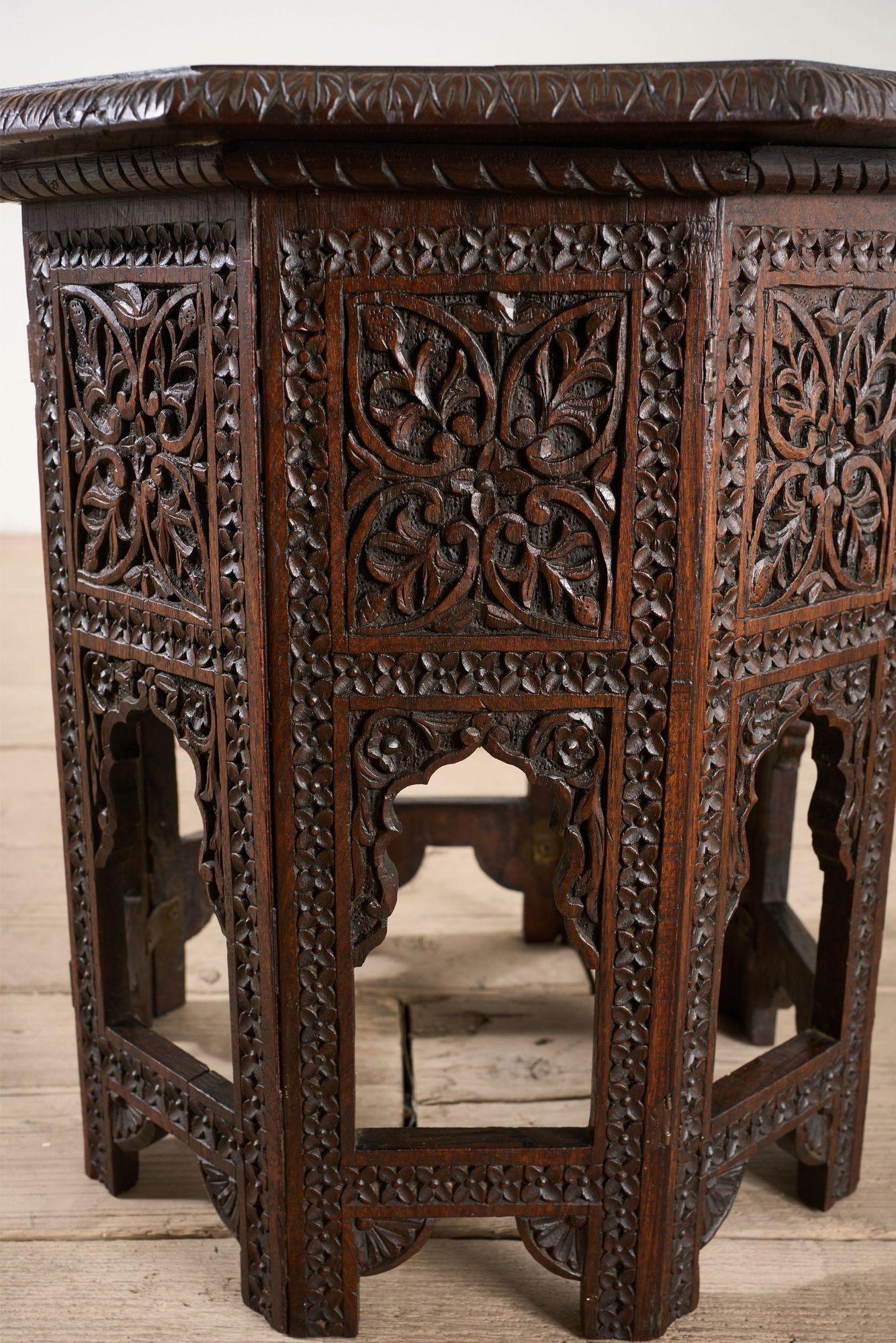 Tavolino anglo-indiano in Padauk intagliato del XIX secolo - più piccolo in vendita 1