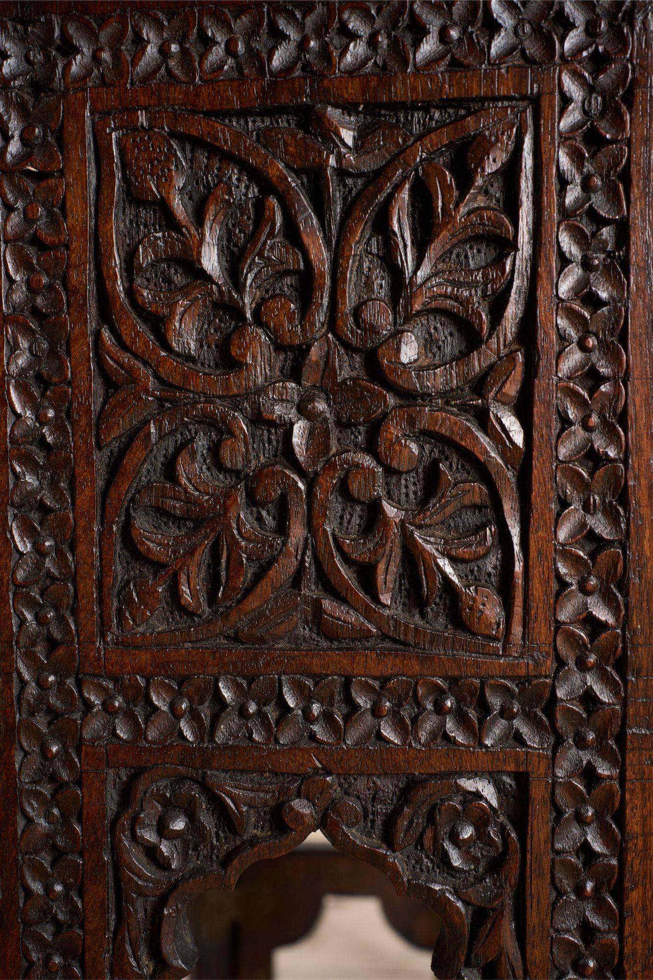 Tavolino anglo-indiano in Padauk intagliato del XIX secolo - più piccolo in vendita 2