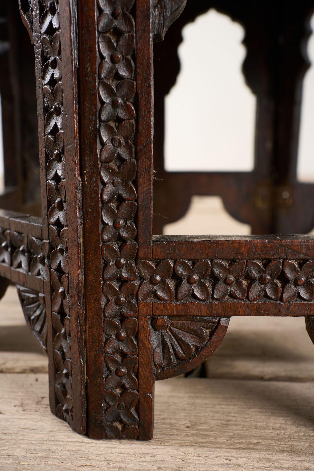 Tavolino anglo-indiano in Padauk intagliato del XIX secolo - più piccolo in vendita 3