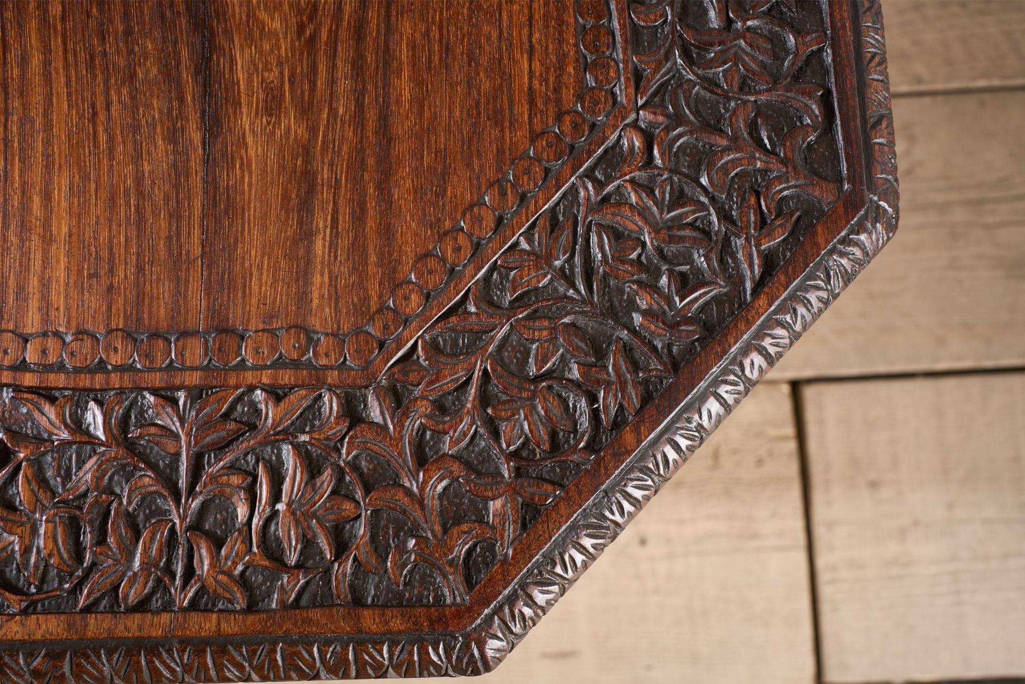 Tavolino anglo-indiano in Padauk intagliato del XIX secolo - più piccolo in vendita 5