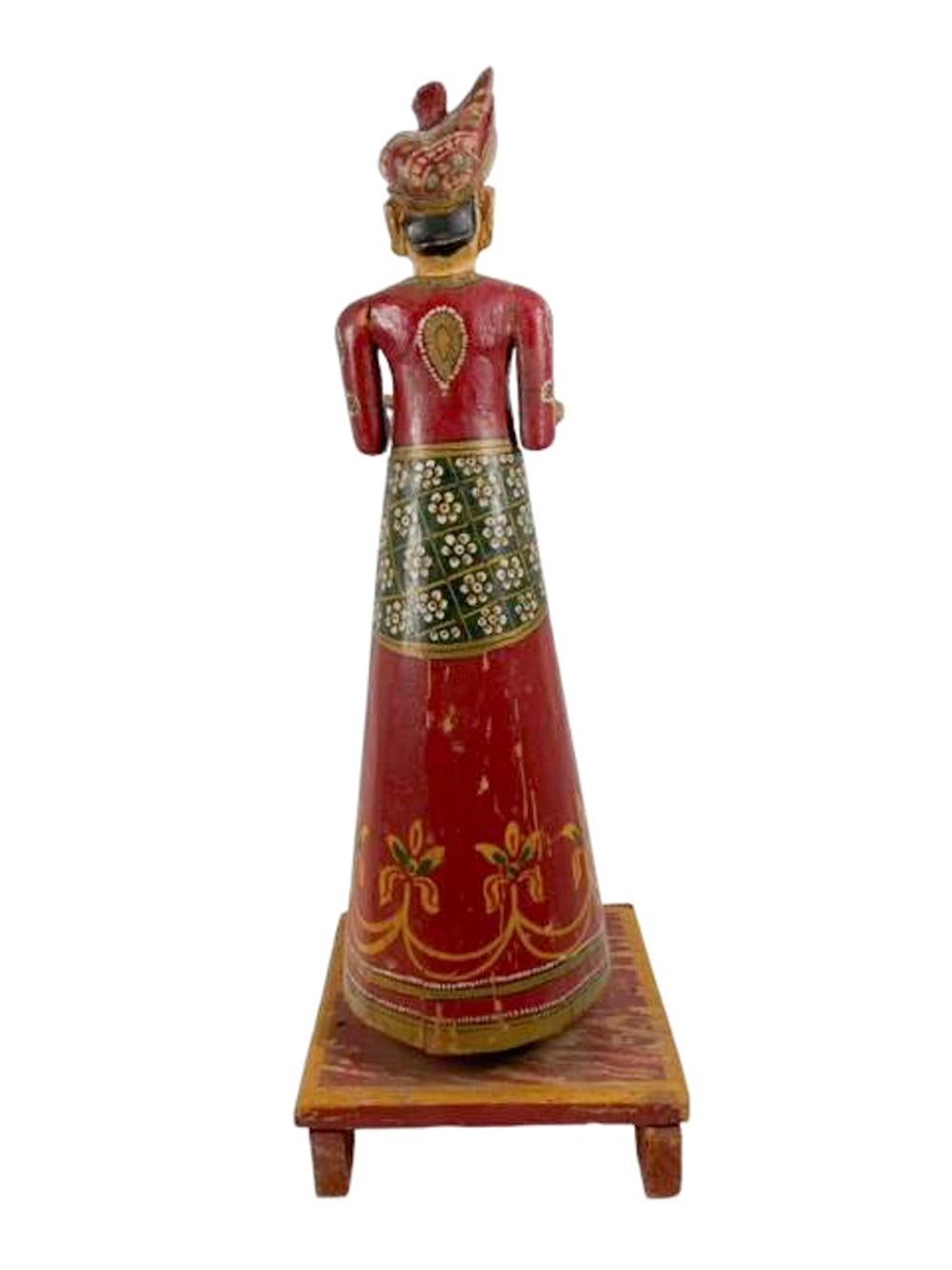 Anglo Raj Figure sculptée et peinte du 19e siècle d'un gentilhomme en costume élaboré en vente