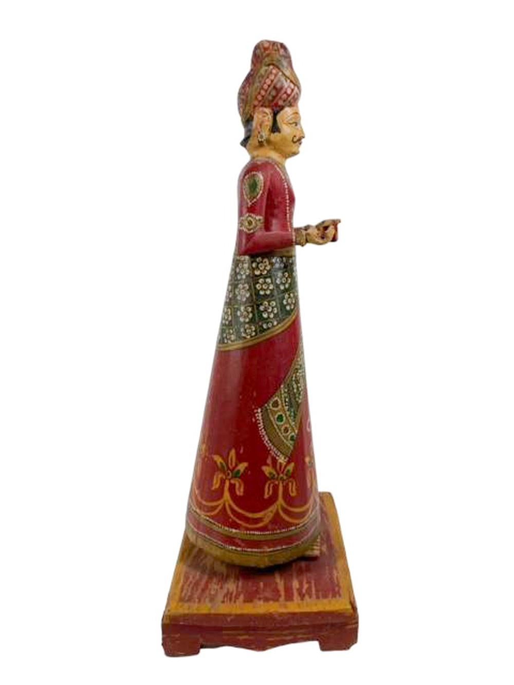 Indien Figure sculptée et peinte du 19e siècle d'un gentilhomme en costume élaboré en vente