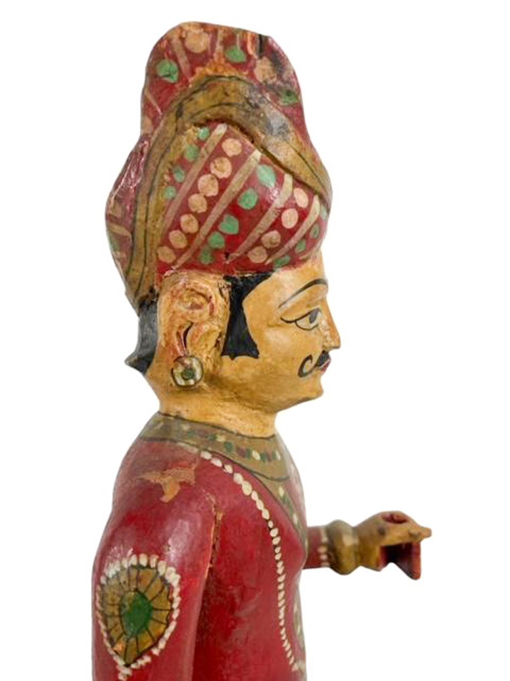Figure sculptée et peinte du 19e siècle d'un gentilhomme en costume élaboré Bon état - En vente à Nantucket, MA