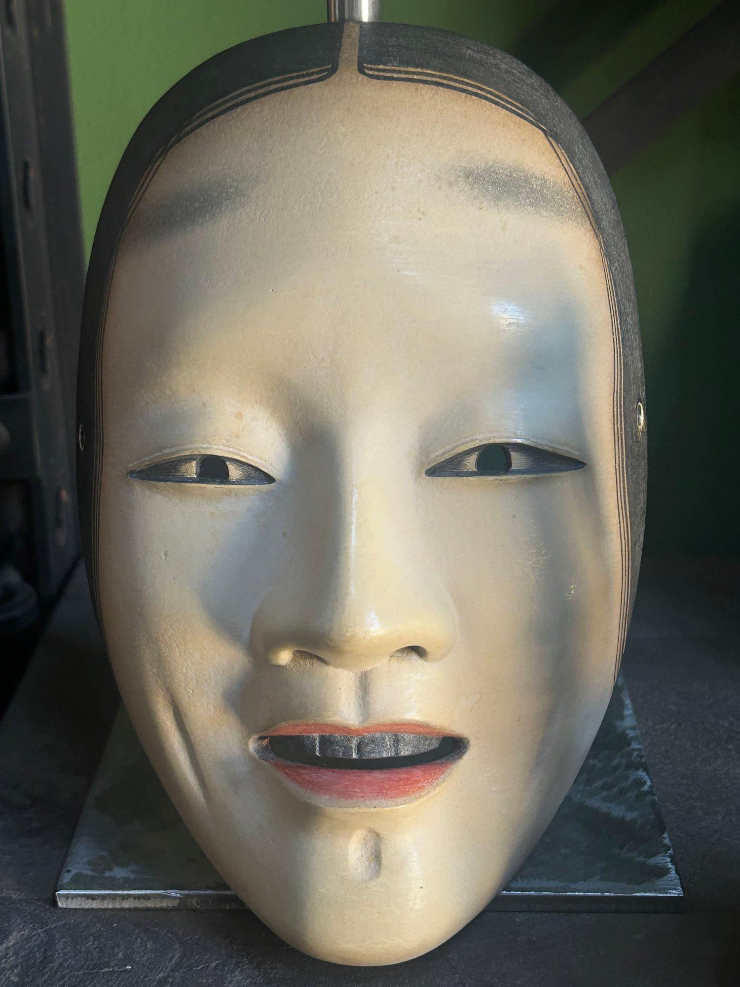 Masque de théâtre nô Zō-onna, masque nô de la période Meiji, masque nô japonais, masque japonais ancien, masque nô ancien, masque de théâtre nô, samouraï, antiquité japonaise.

Masque de théâtre nô japonais Zō-onna en bois de cyprès (Hinoki) laqué,