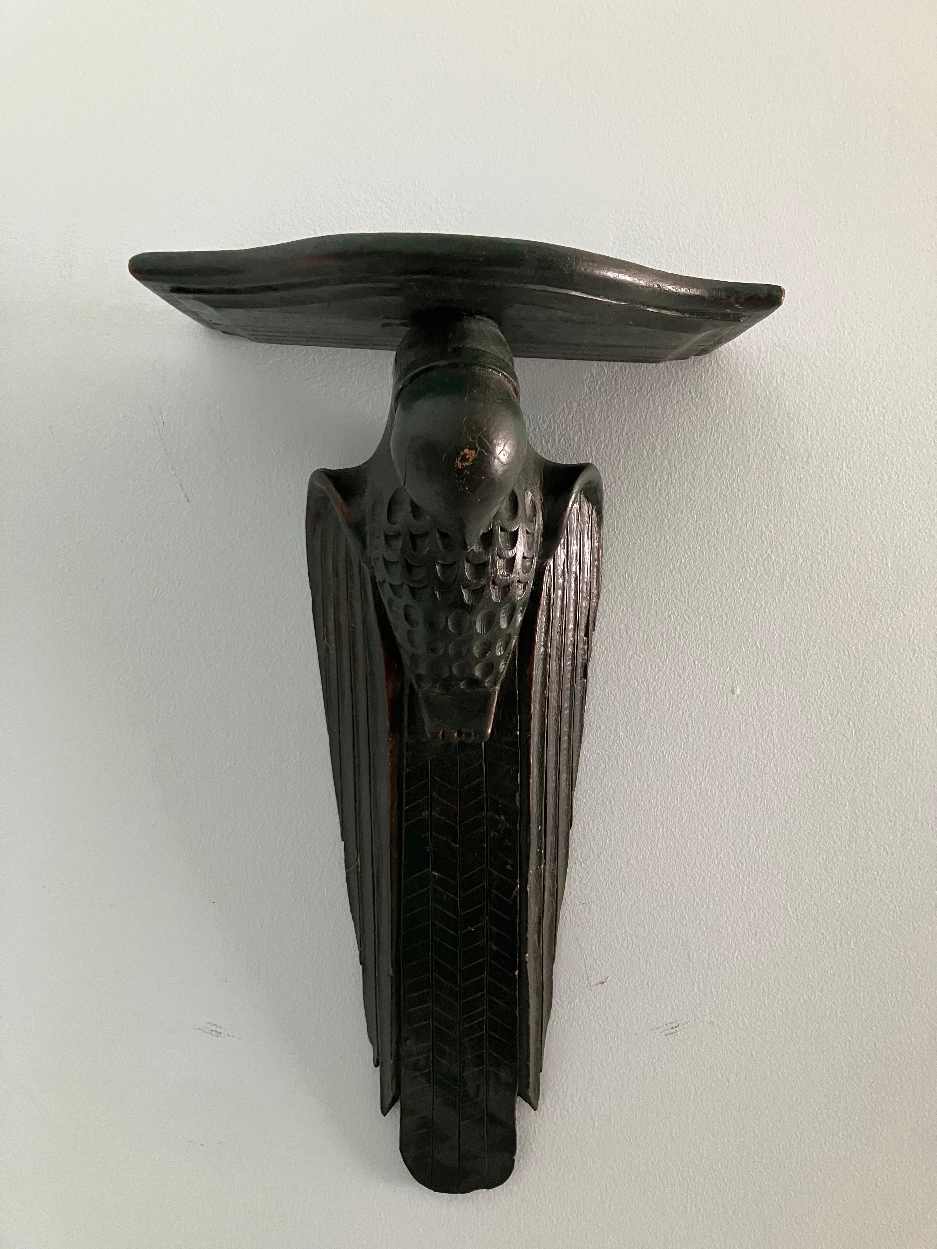 Fabuleux support mural en bois sculpté et peint en vert. Il a la forme merveilleuse d'un perroquet et date vraisemblablement du 19e siècle. Il s'agit probablement d'un Anglo-Indien. Il mesure 23 1/2 pouces de haut sur 13 1/2 pouces de large et huit
