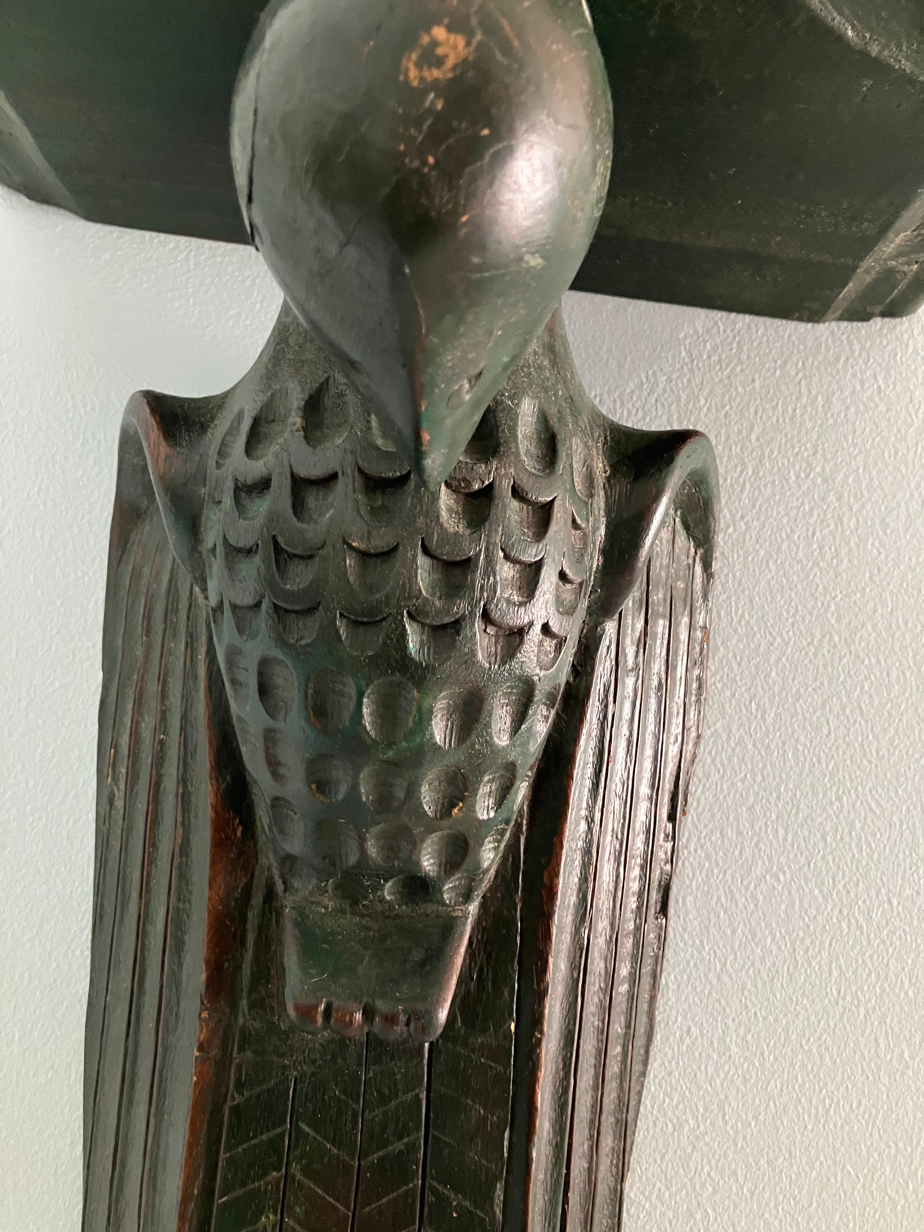 Anglo-indien Support mural en forme de perroquet sculpté du 19e siècle en vente