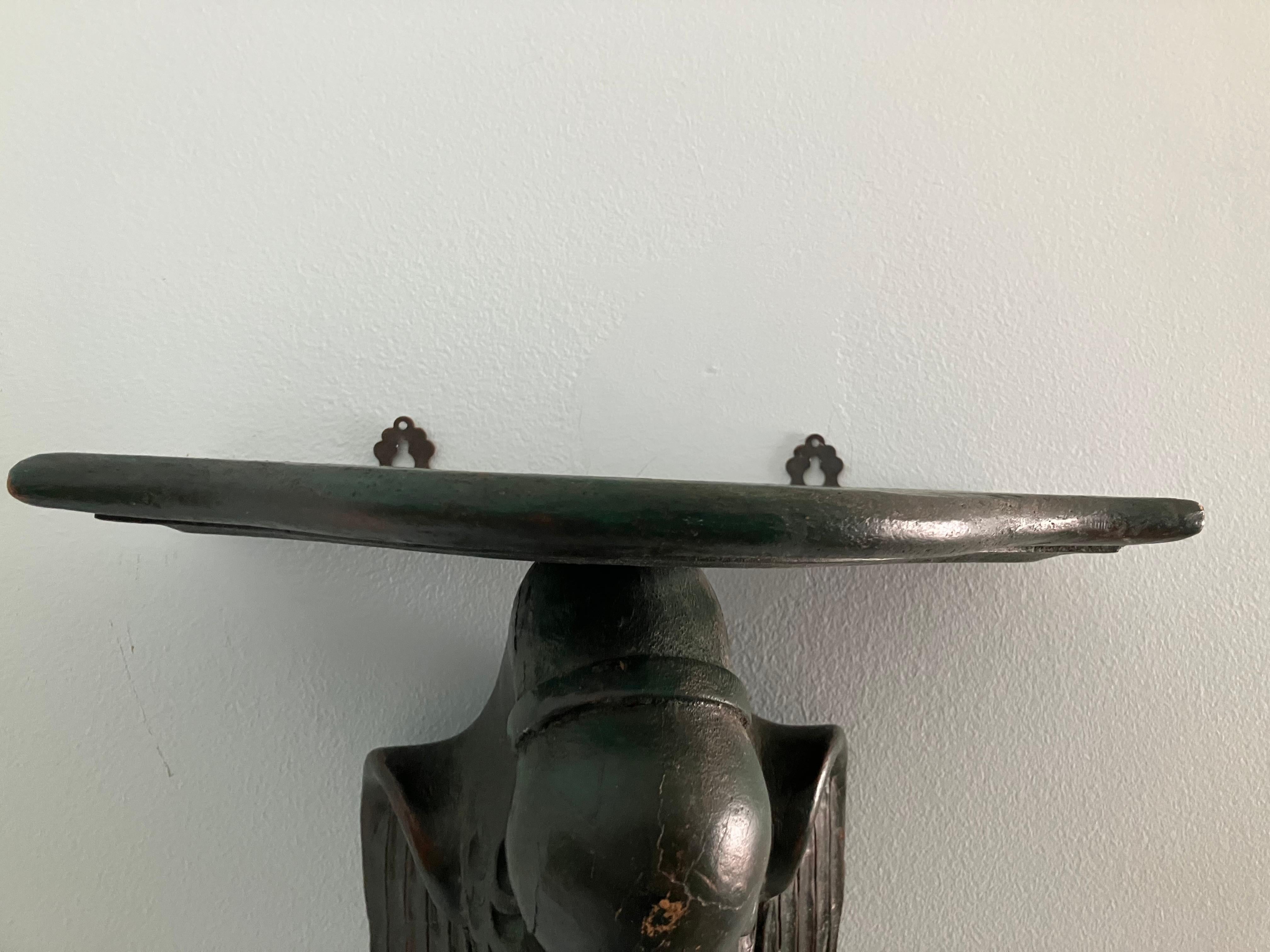 Asiatique Support mural en forme de perroquet sculpté du 19e siècle en vente