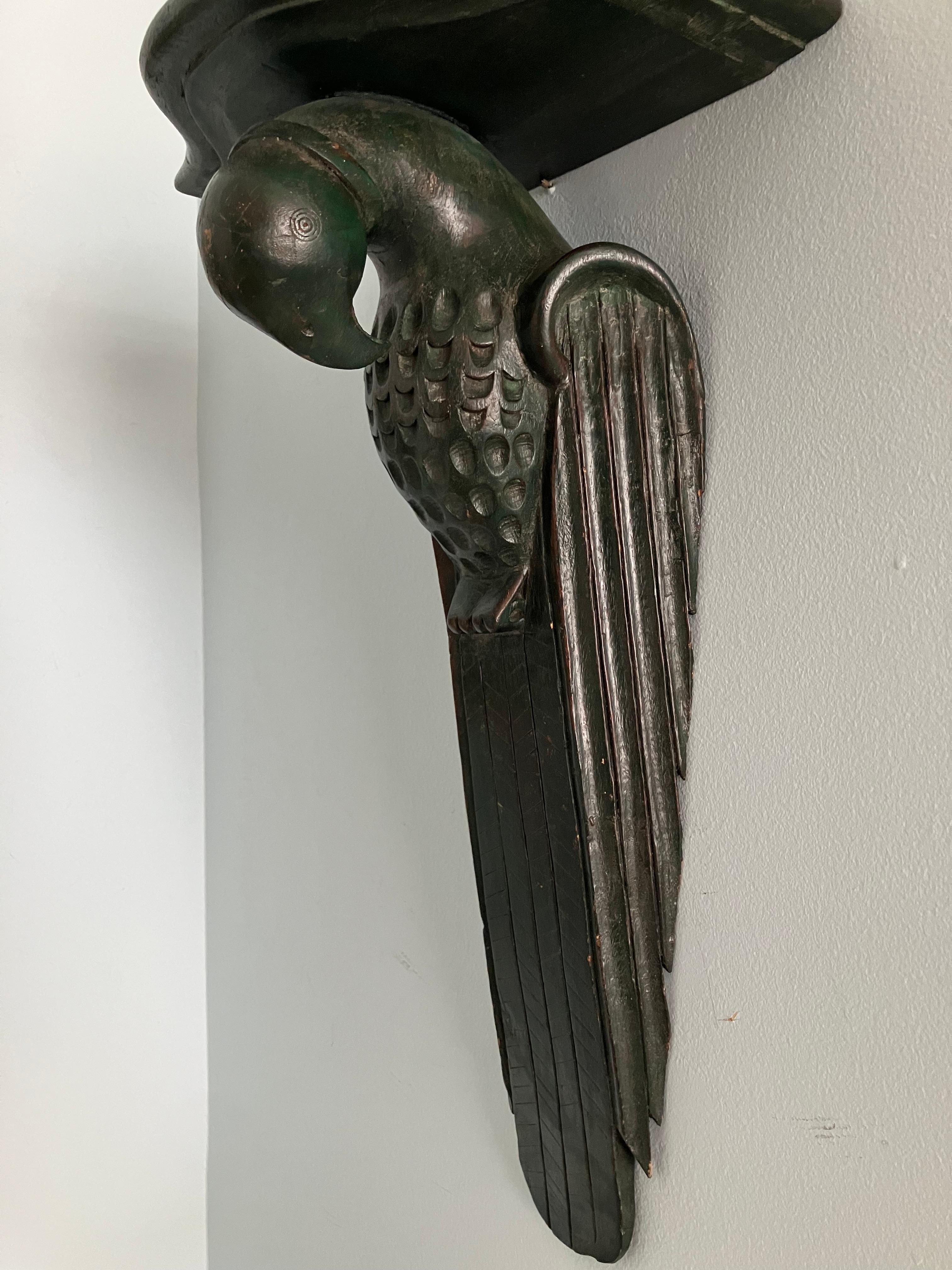 Sculpté Support mural en forme de perroquet sculpté du 19e siècle en vente
