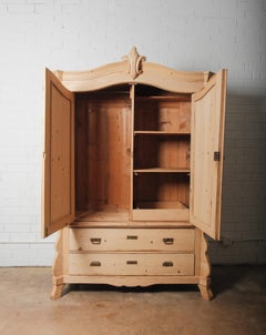 Armario de Pino Tallado del Siglo XIX con Cajones y Escudo del Renacimiento Rococó