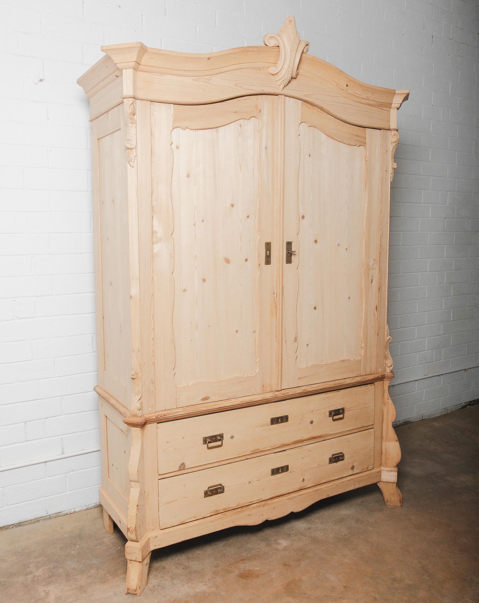 Geschnitzter Kiefernschrank mit Schubladen und Rokoko-Wappen aus dem 19. (Neurokoko) im Angebot